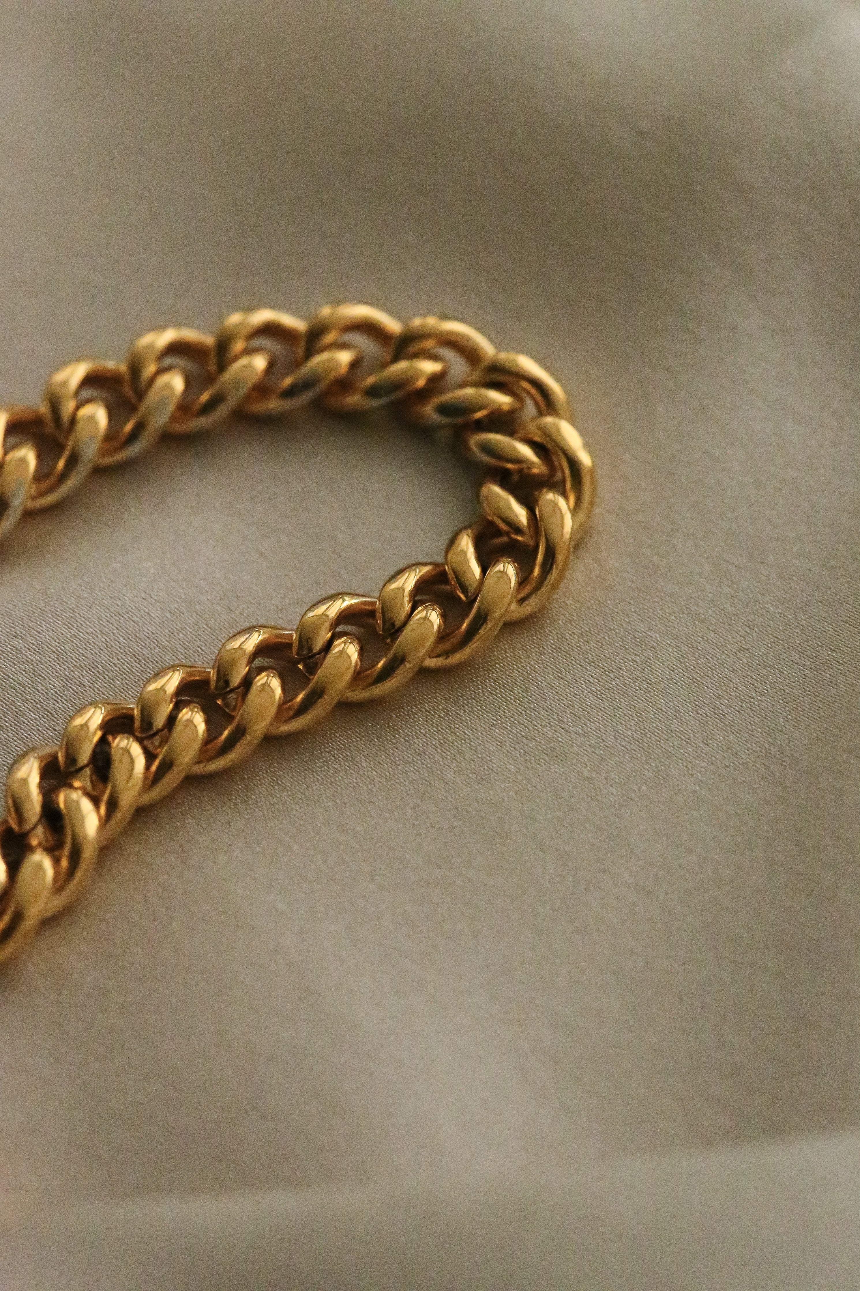 Sienna Bracelet - Boutique Minimaliste has waterproof, durable, elegant and vintage inspired jewelry