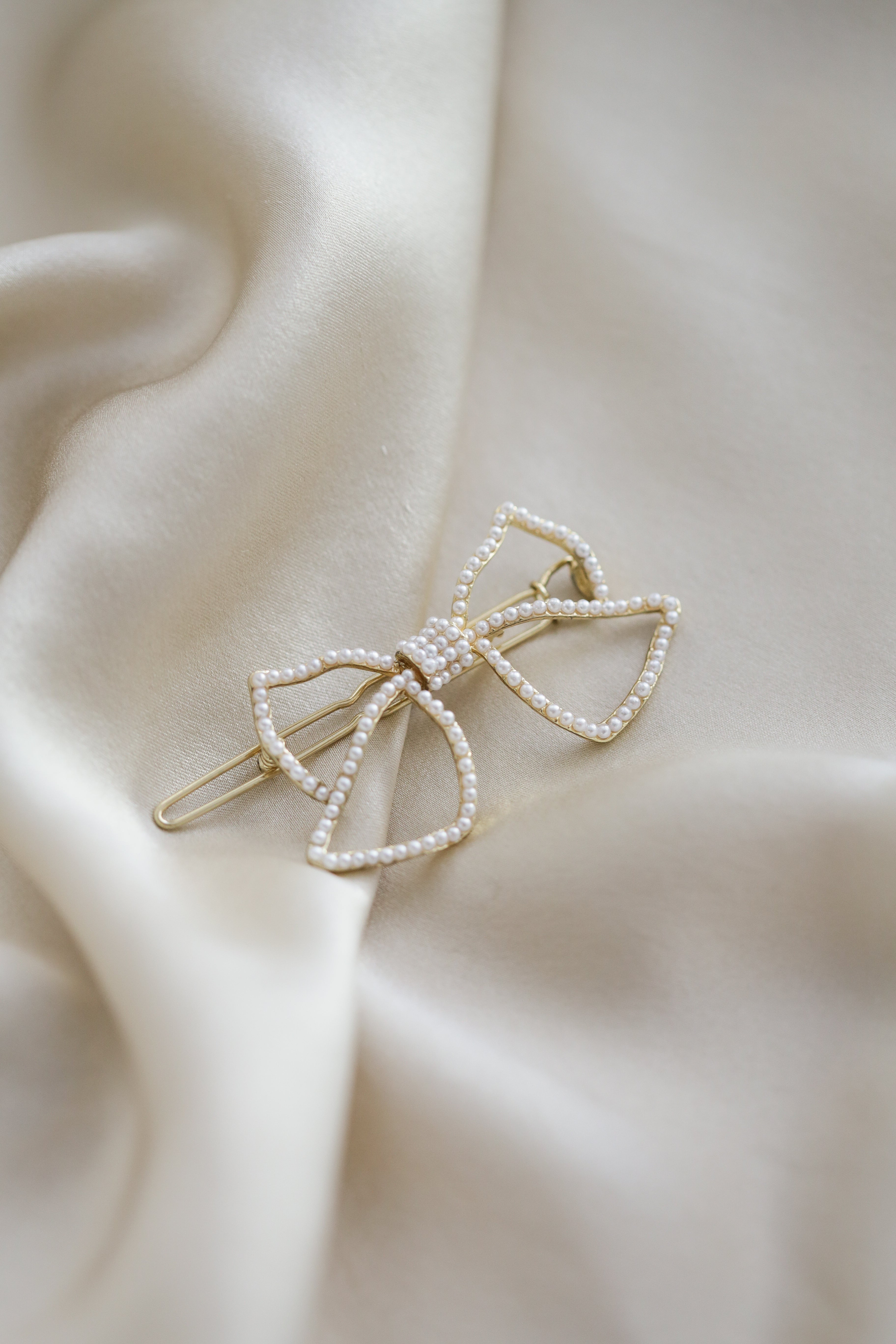 The Heart - Bow Pearls Hair Clip - Boutique Minimaliste has waterproof, durable, elegant and vintage inspired jewelry