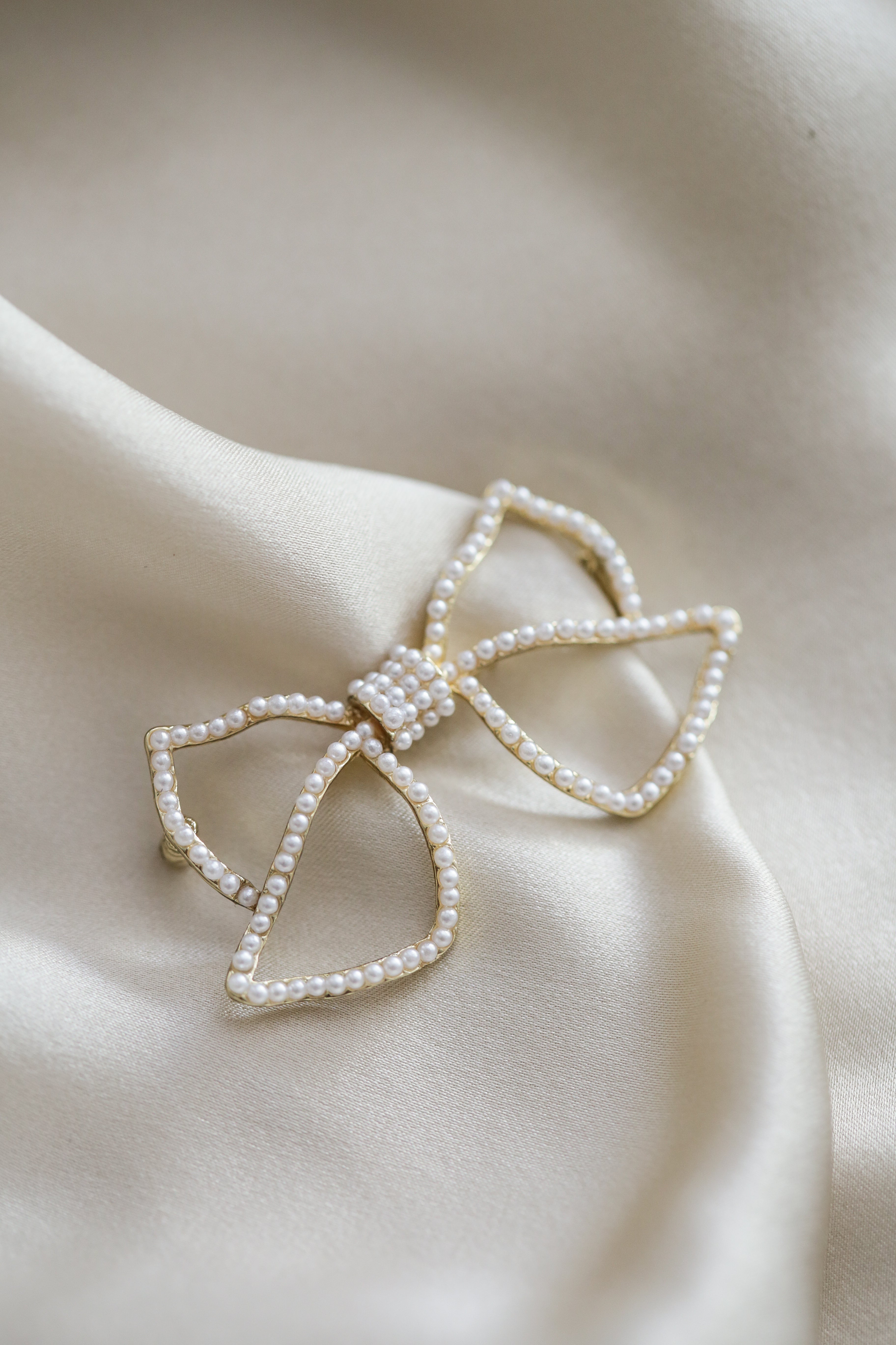 The Heart - Bow Pearls Hair Clip - Boutique Minimaliste has waterproof, durable, elegant and vintage inspired jewelry