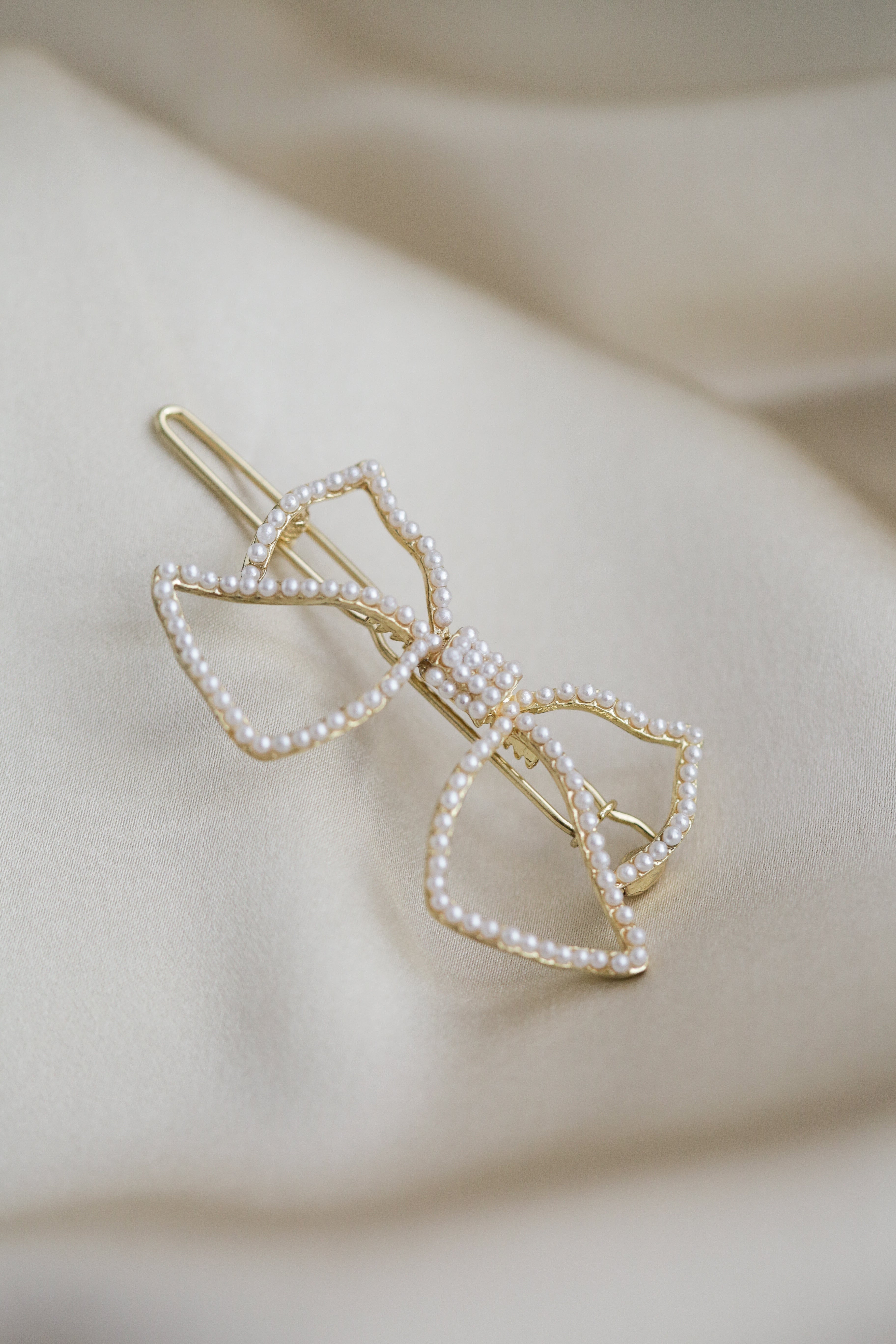 The Heart - Bow Pearls Hair Clip - Boutique Minimaliste has waterproof, durable, elegant and vintage inspired jewelry