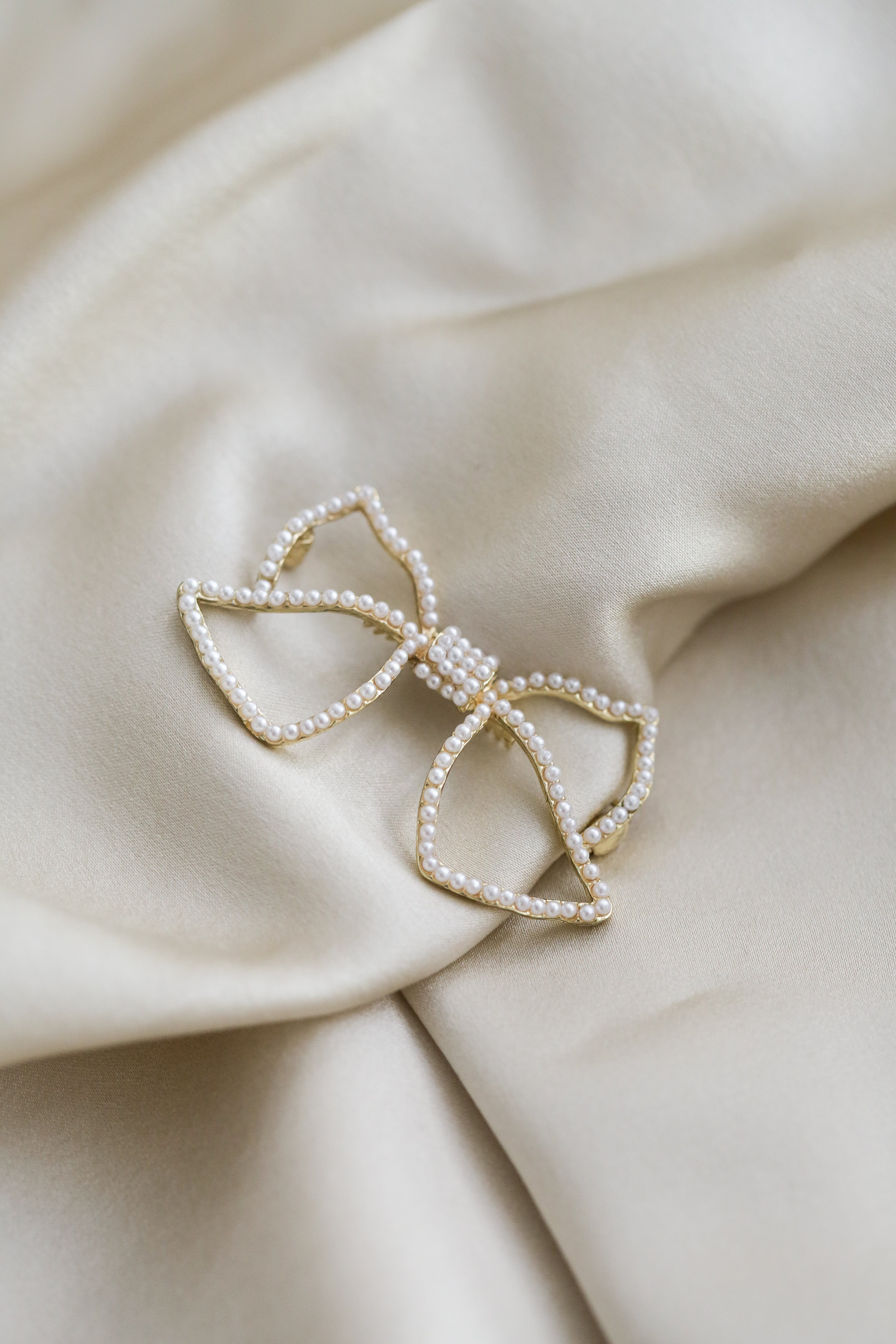 The Heart - Bow Pearls Hair Clip - Boutique Minimaliste has waterproof, durable, elegant and vintage inspired jewelry