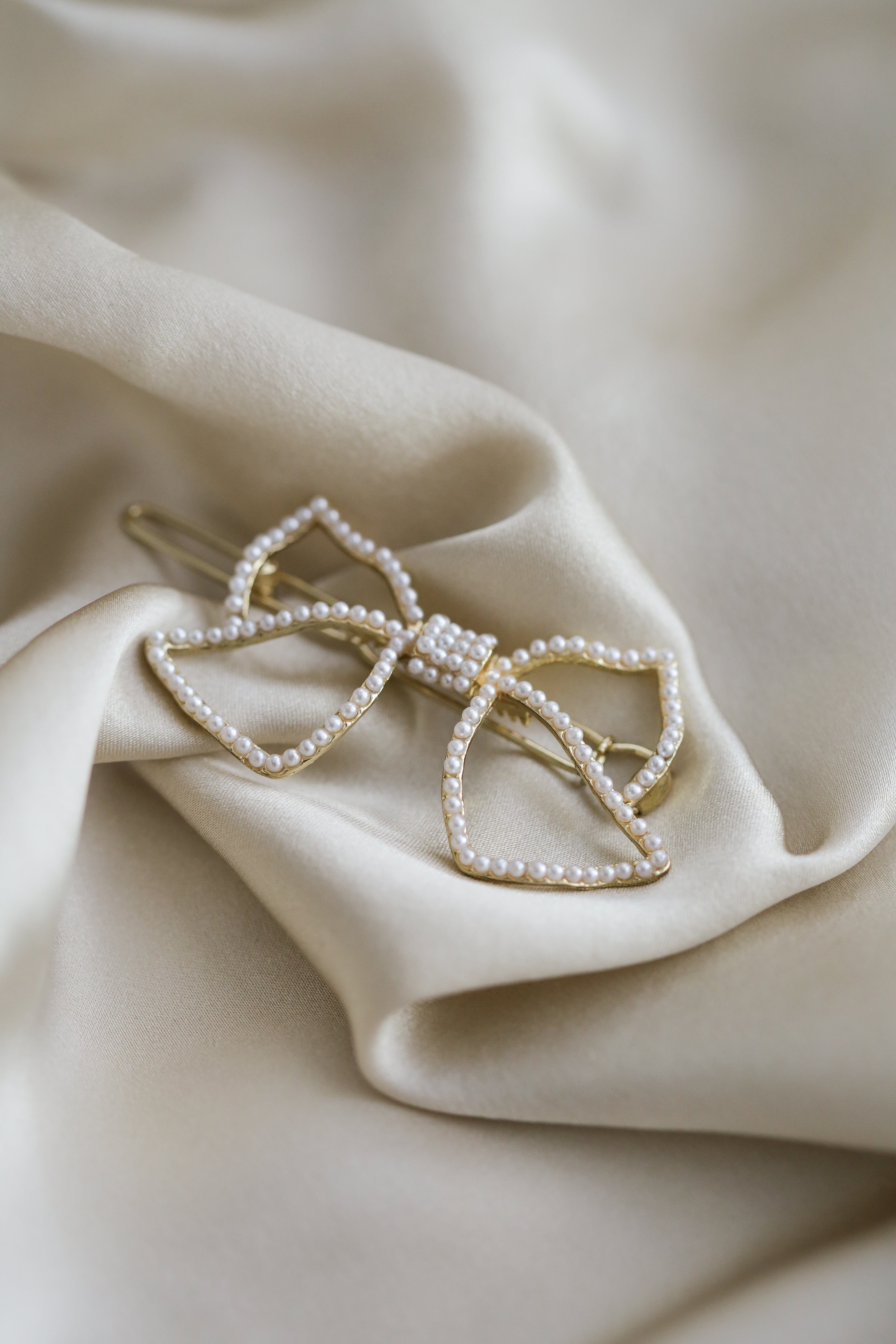 The Heart - Bow Pearls Hair Clip - Boutique Minimaliste has waterproof, durable, elegant and vintage inspired jewelry