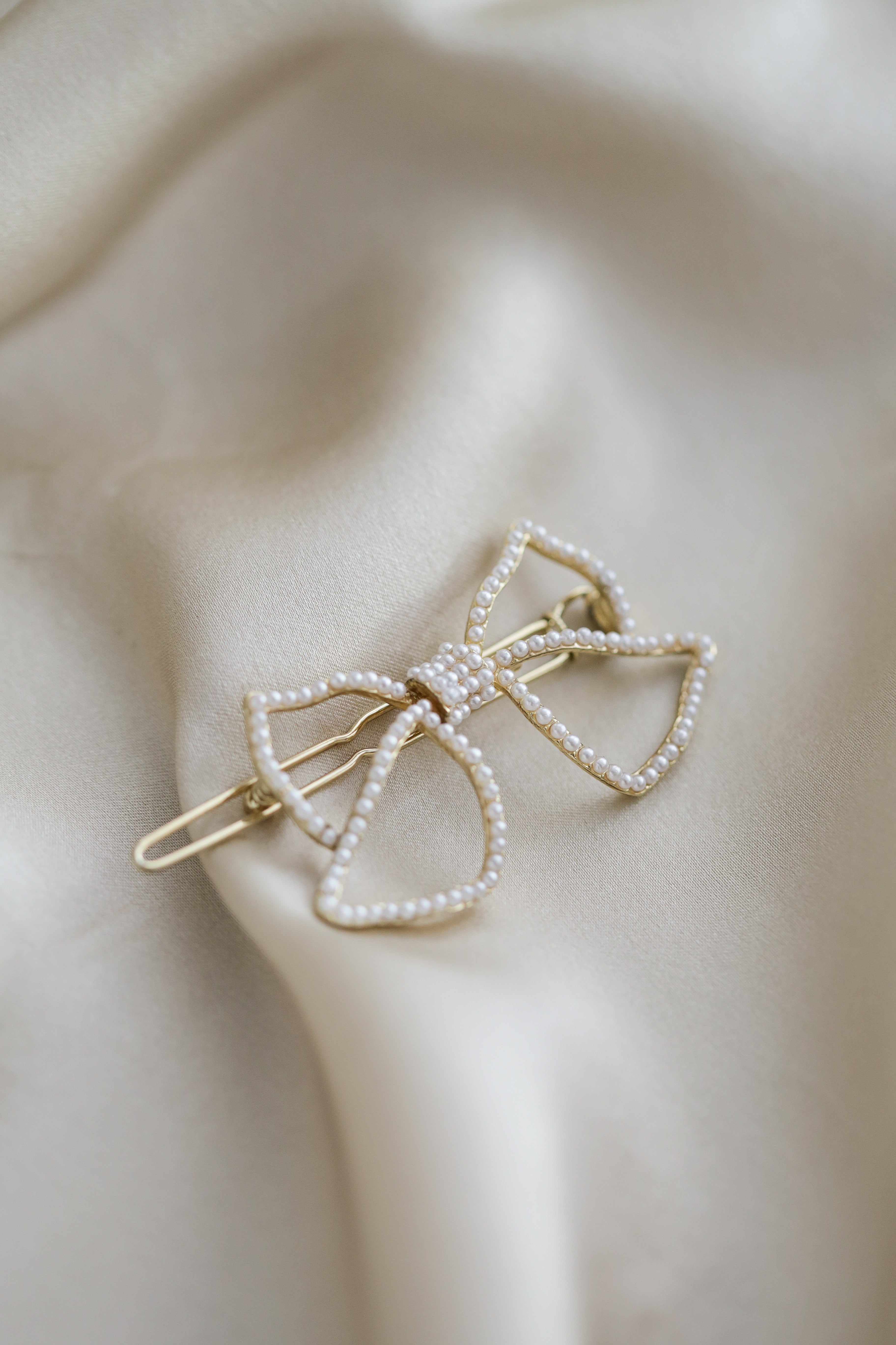 The Heart - Bow Pearls Hair Clip - Boutique Minimaliste has waterproof, durable, elegant and vintage inspired jewelry