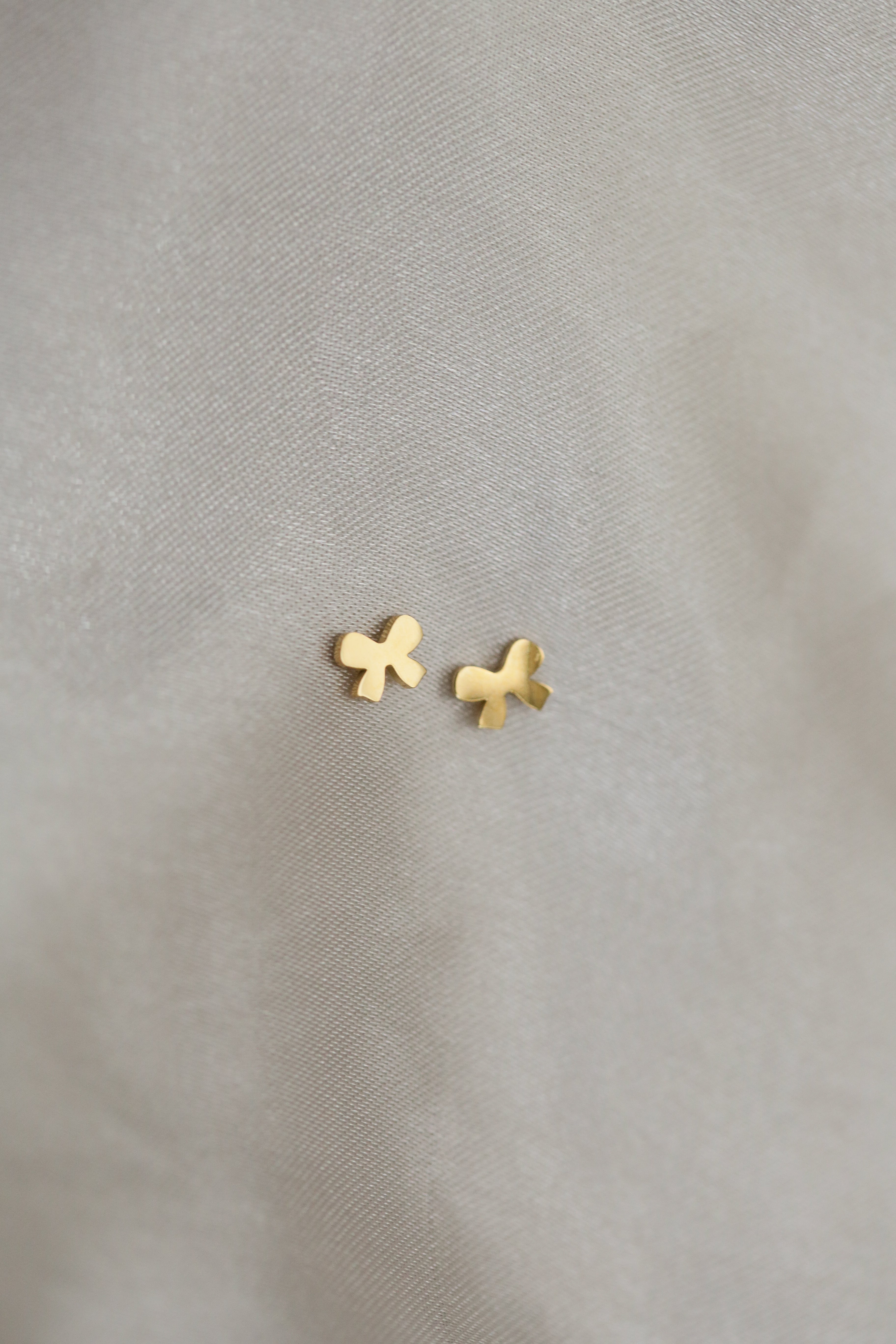 The Heart - Bow Studs - Boutique Minimaliste has waterproof, durable, elegant and vintage inspired jewelry