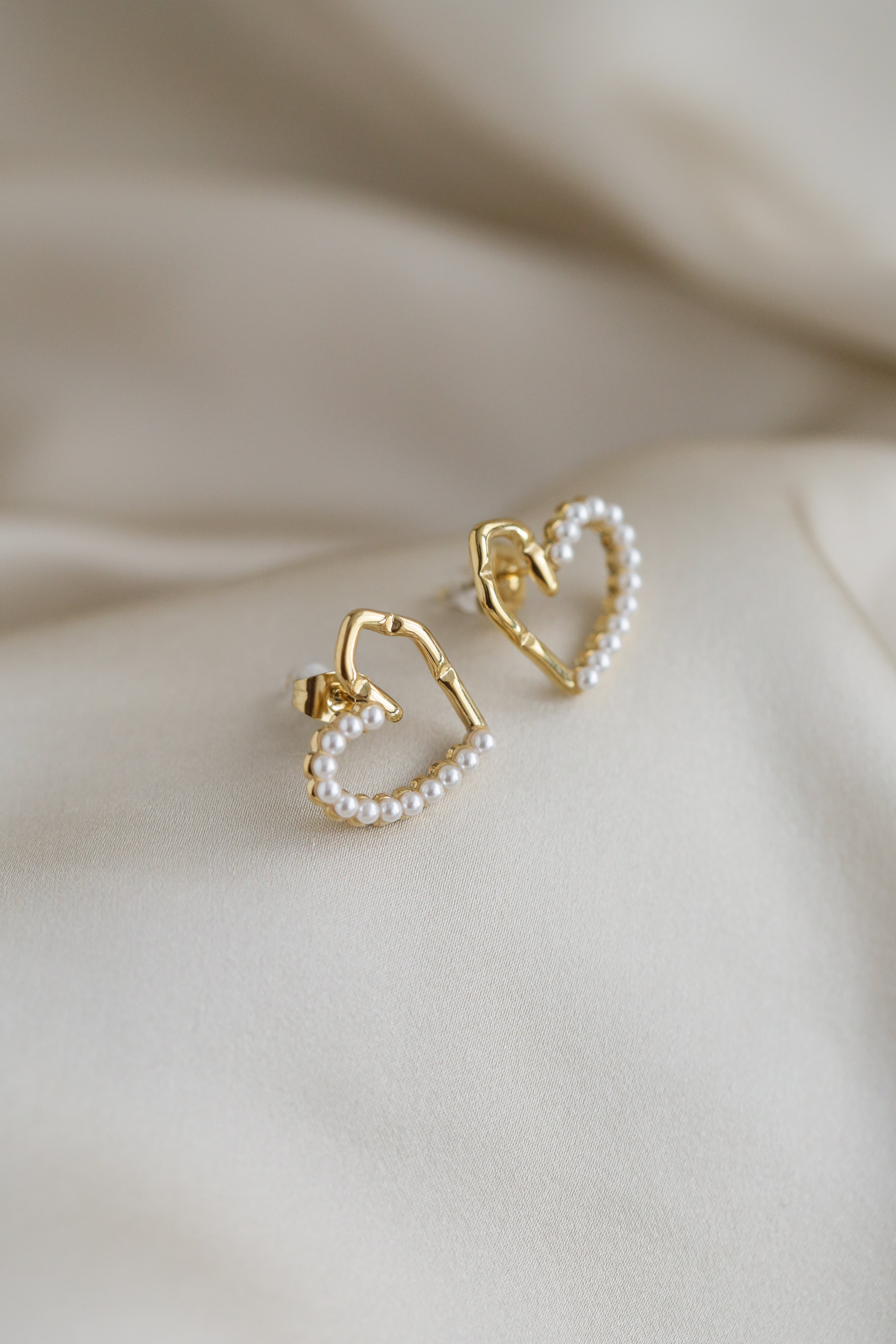 The Heart - Pearl Studs - Boutique Minimaliste has waterproof, durable, elegant and vintage inspired jewelry