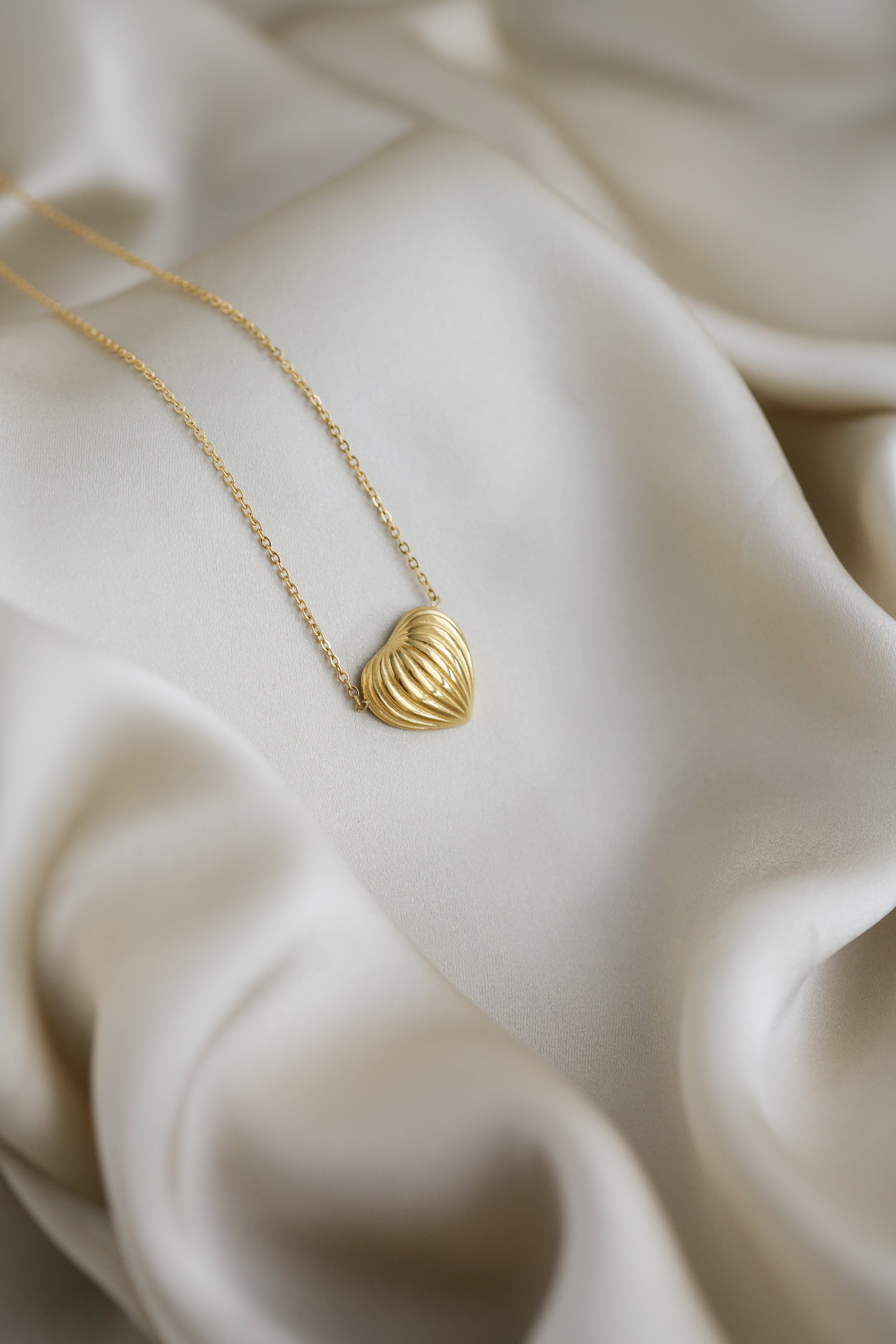 The Heart - Ribbed Pendant Necklace - Boutique Minimaliste has waterproof, durable, elegant and vintage inspired jewelry