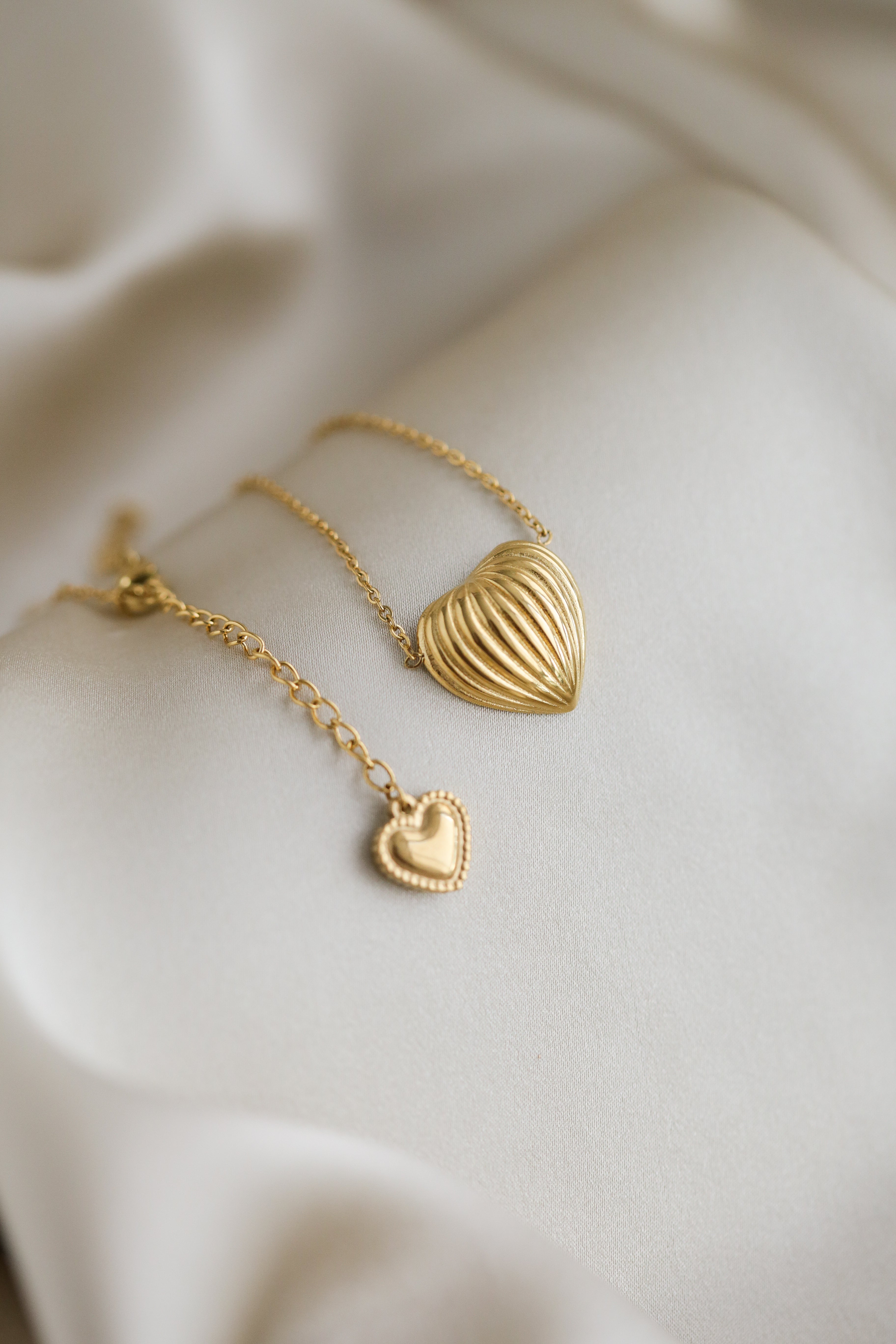 The Heart - Ribbed Pendant Necklace - Boutique Minimaliste has waterproof, durable, elegant and vintage inspired jewelry