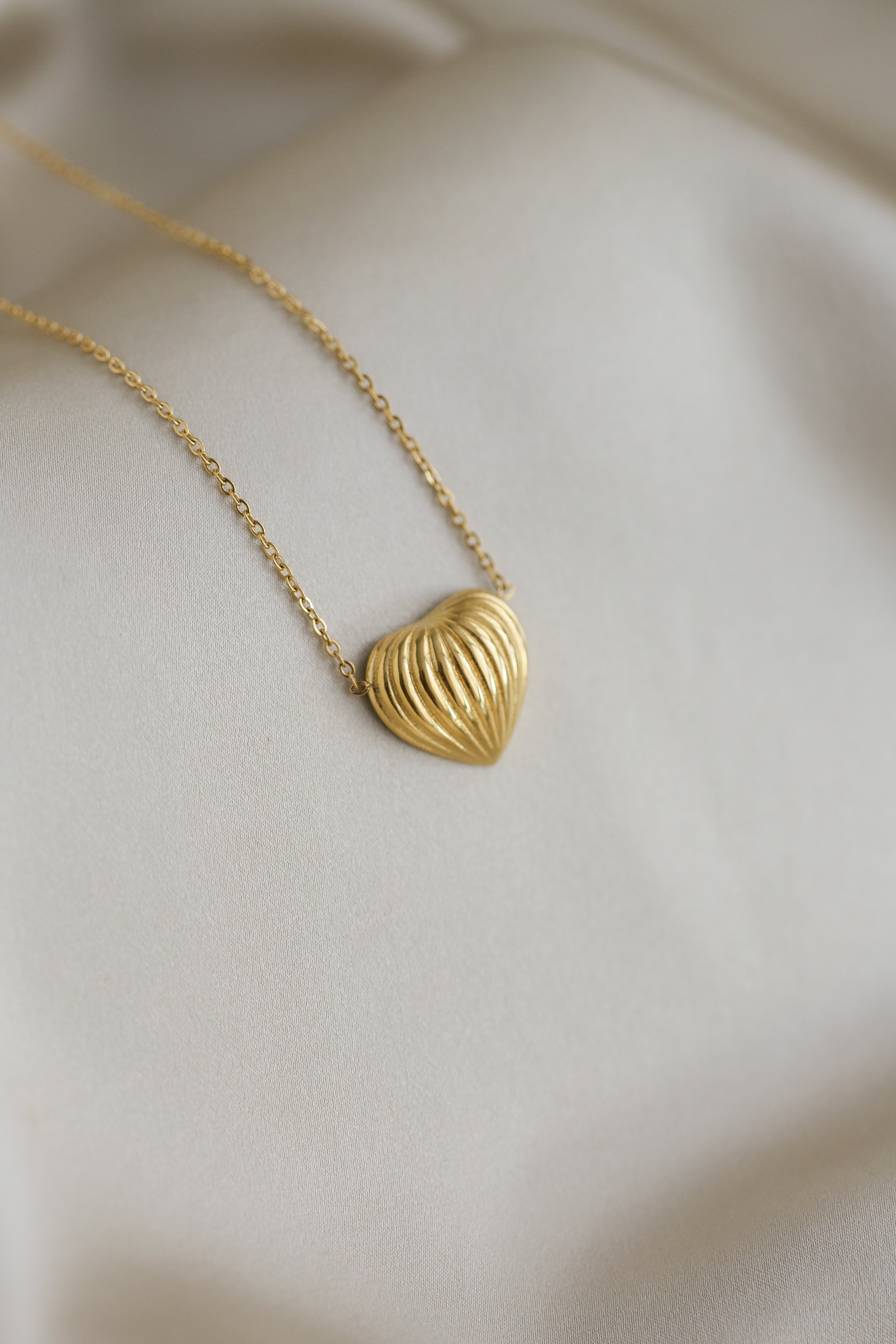 The Heart - Ribbed Pendant Necklace - Boutique Minimaliste has waterproof, durable, elegant and vintage inspired jewelry