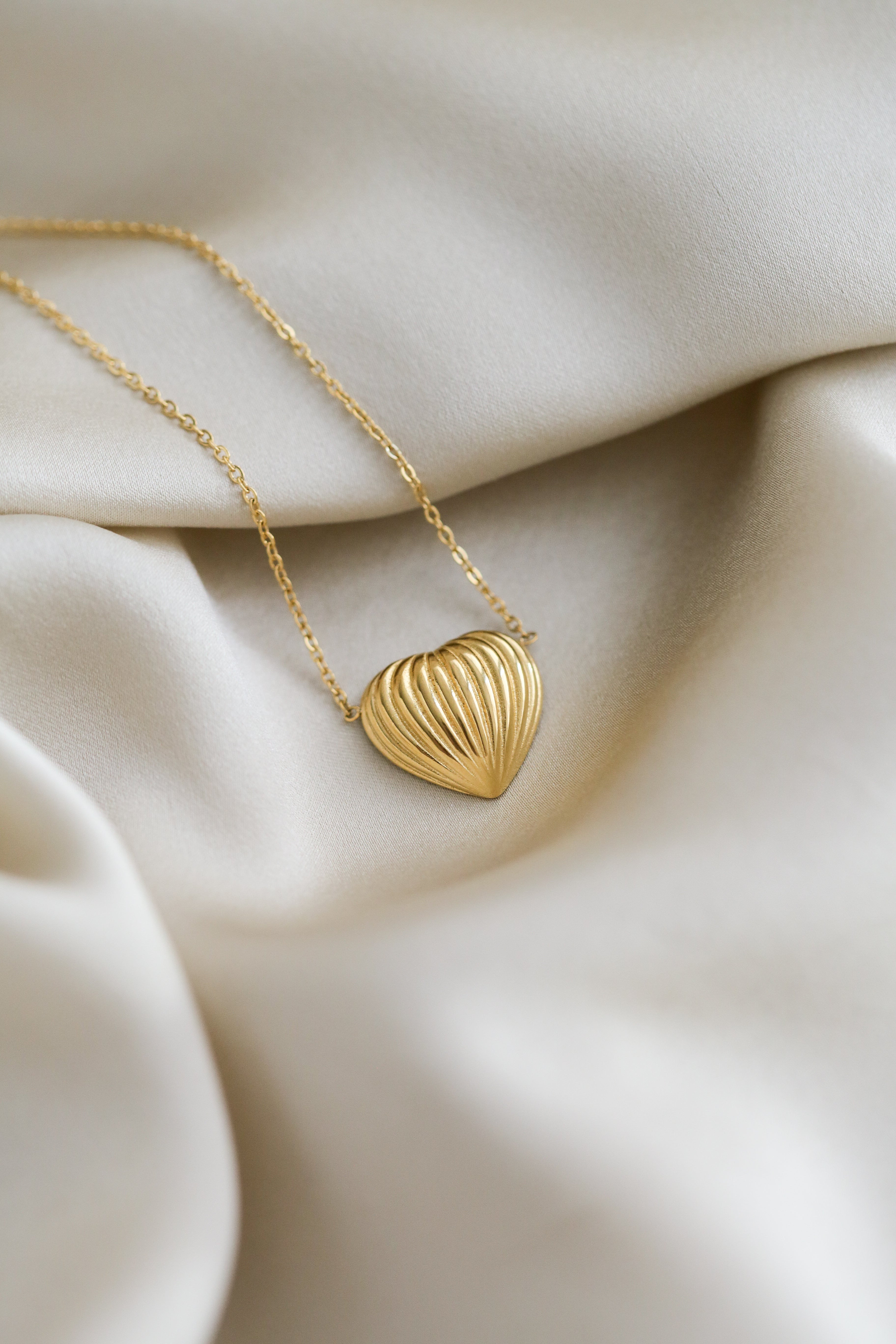 The Heart - Ribbed Pendant Necklace - Boutique Minimaliste has waterproof, durable, elegant and vintage inspired jewelry