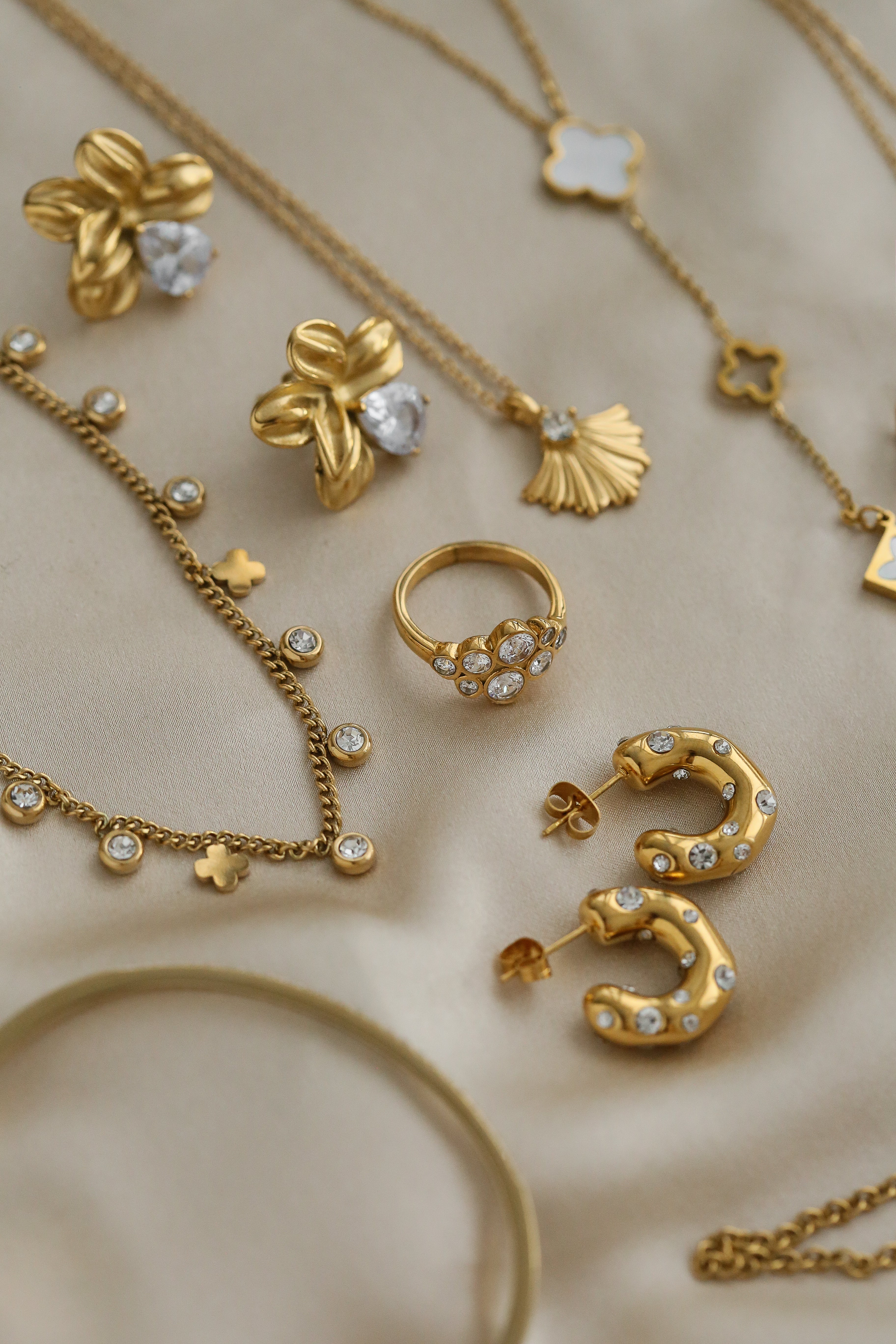 Thelma Hoops - Boutique Minimaliste has waterproof, durable, elegant and vintage inspired jewelry