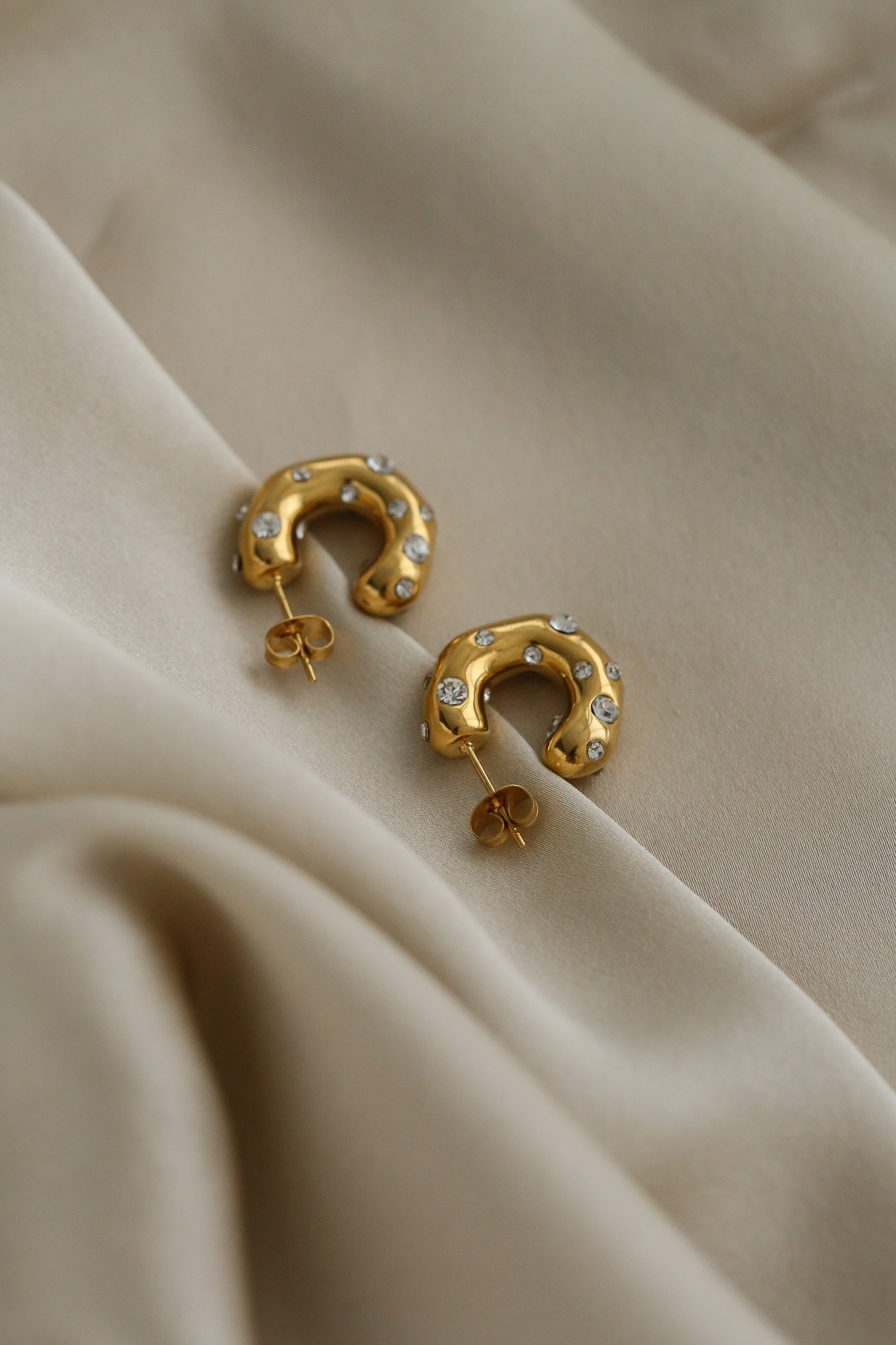 Thelma Hoops - Boutique Minimaliste has waterproof, durable, elegant and vintage inspired jewelry