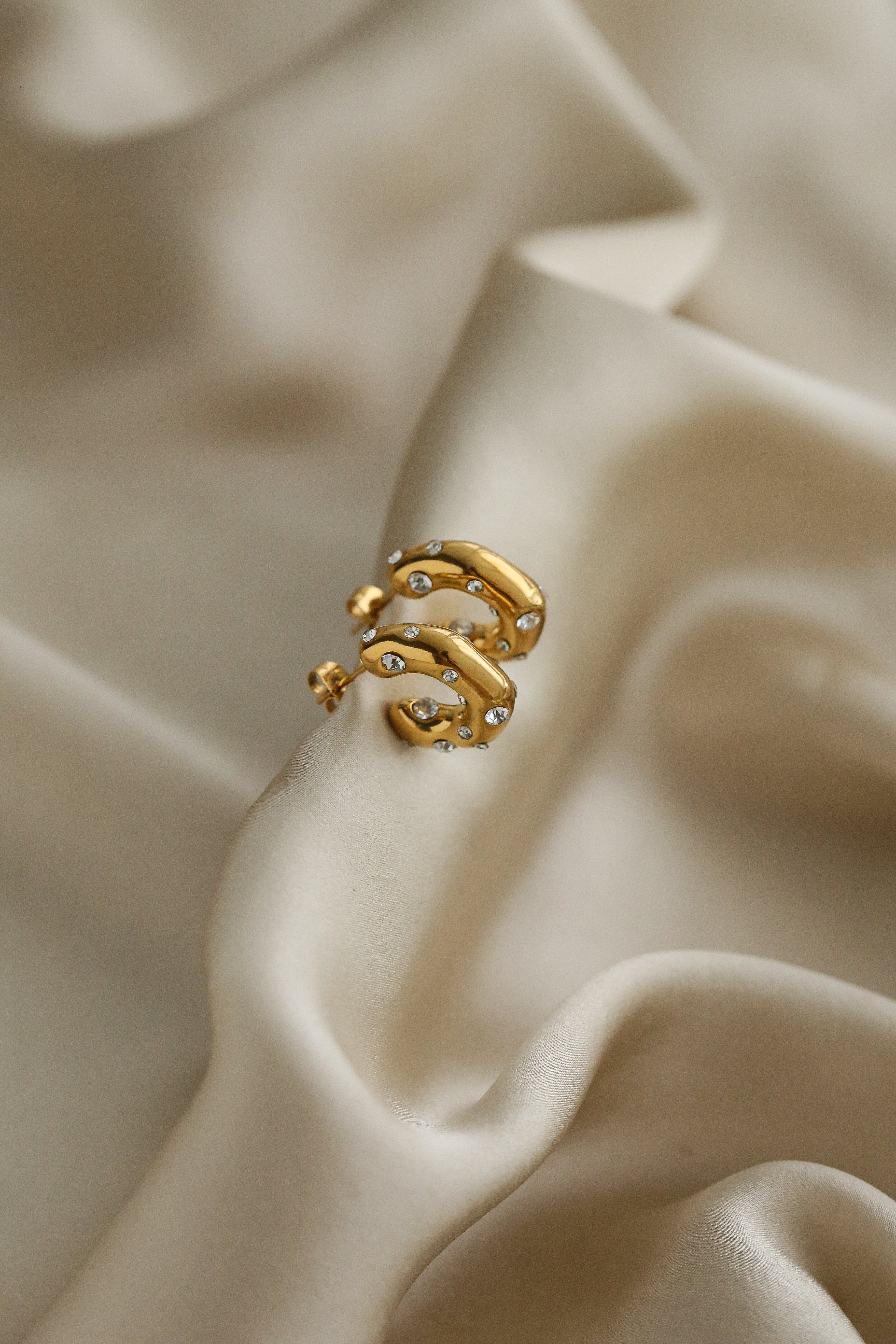 Thelma Hoops - Boutique Minimaliste has waterproof, durable, elegant and vintage inspired jewelry