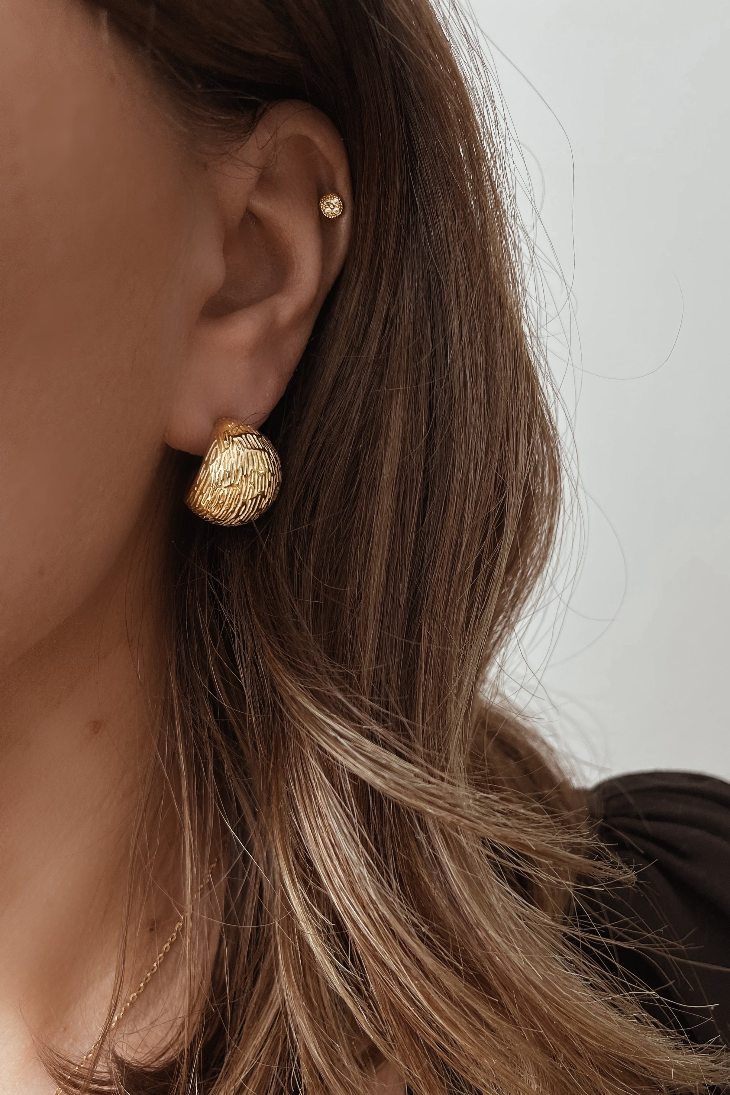 Thibault Hoops - Boutique Minimaliste has waterproof, durable, elegant and vintage inspired jewelry