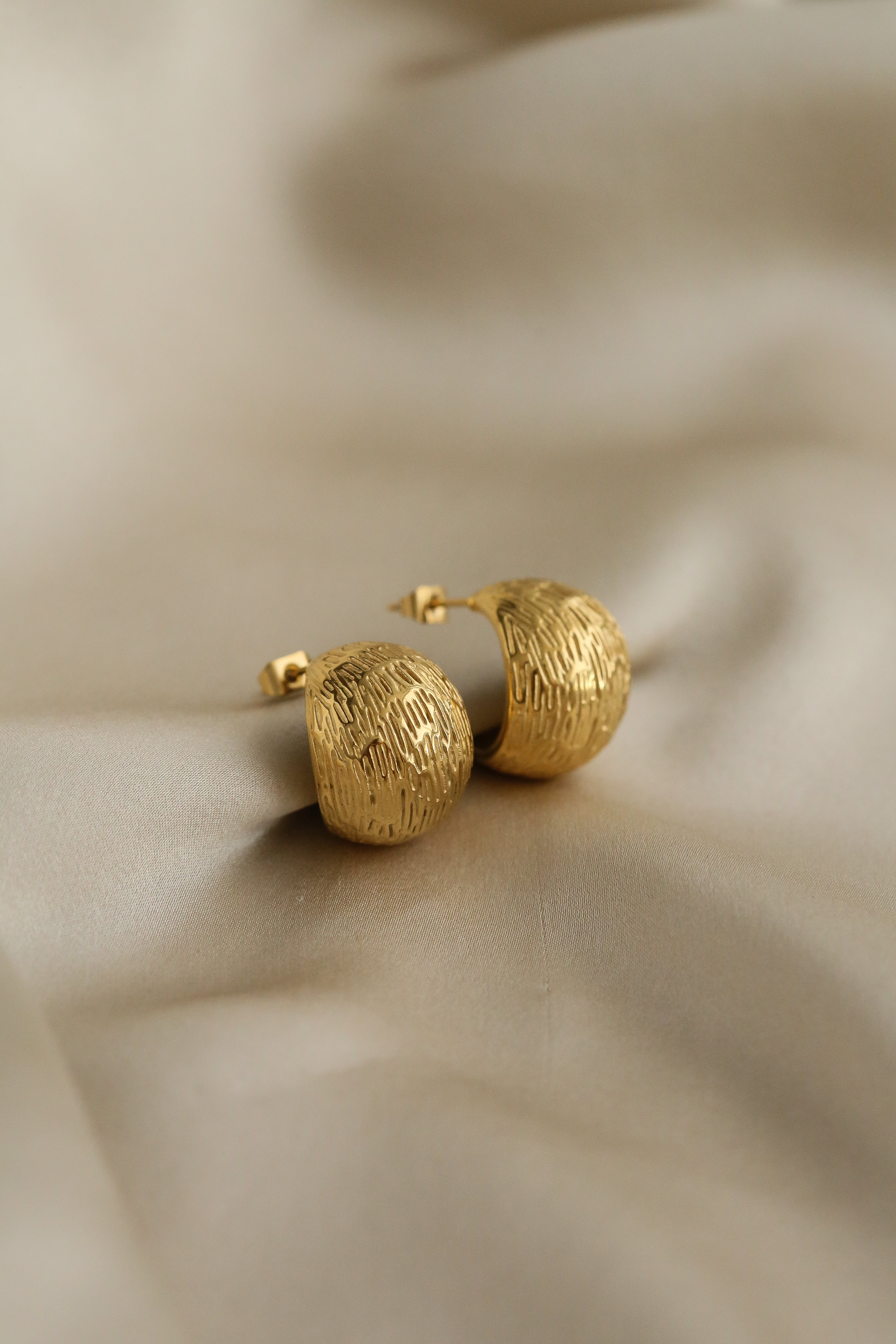 Thibault Hoops - Boutique Minimaliste has waterproof, durable, elegant and vintage inspired jewelry