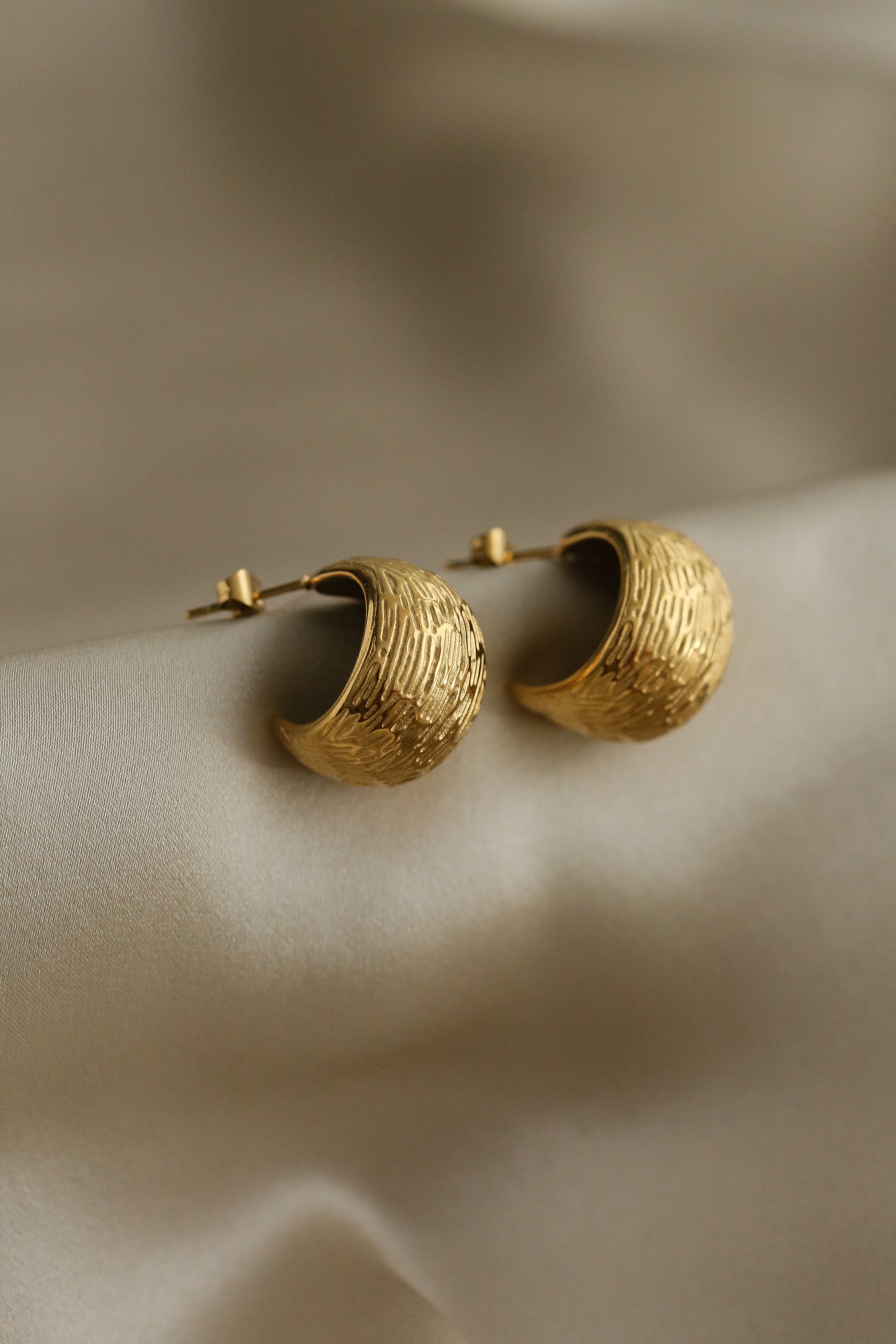 Thibault Hoops - Boutique Minimaliste has waterproof, durable, elegant and vintage inspired jewelry