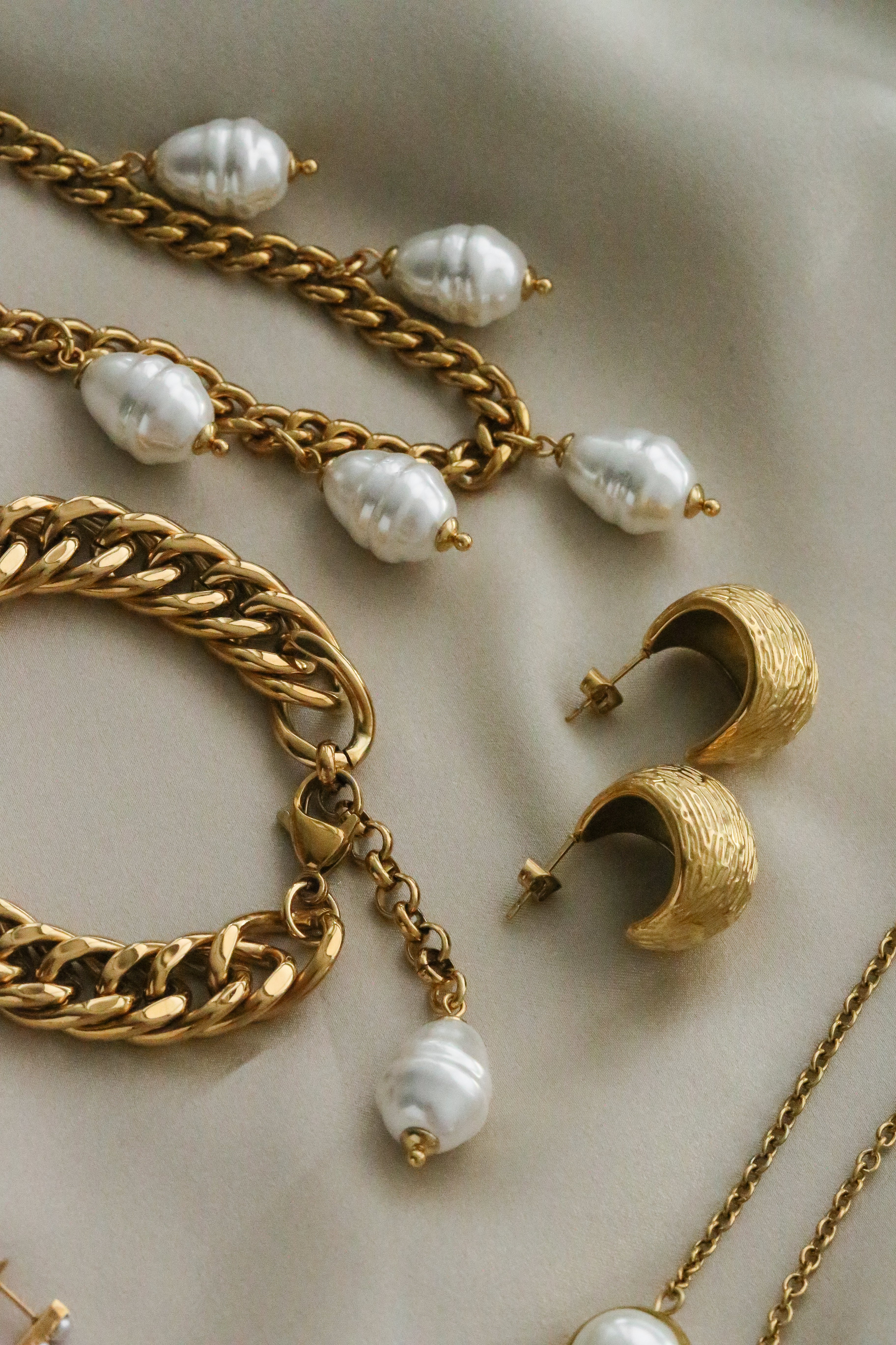 Thibault Hoops - Boutique Minimaliste has waterproof, durable, elegant and vintage inspired jewelry