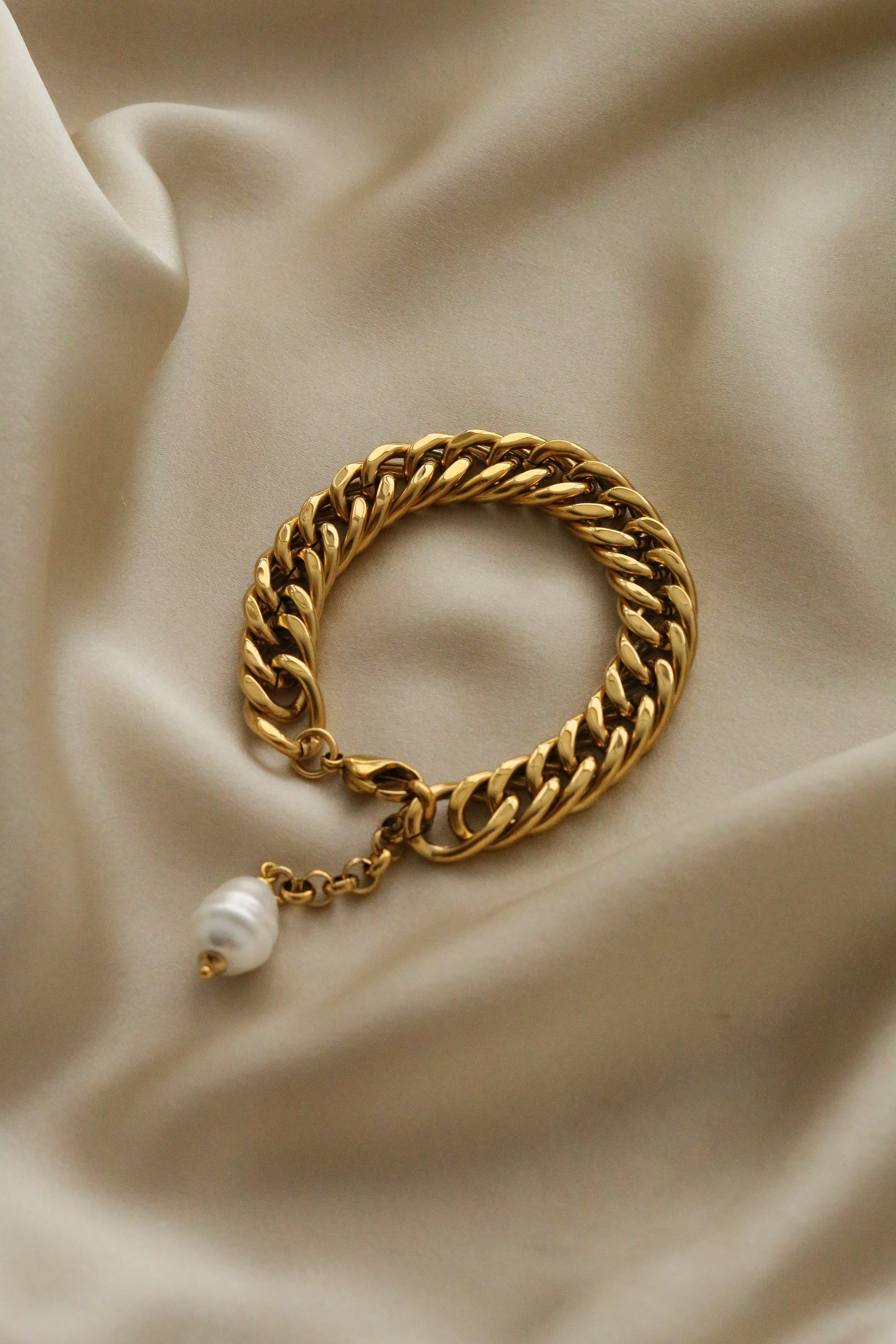 True Bracelet - Boutique Minimaliste has waterproof, durable, elegant and vintage inspired jewelry