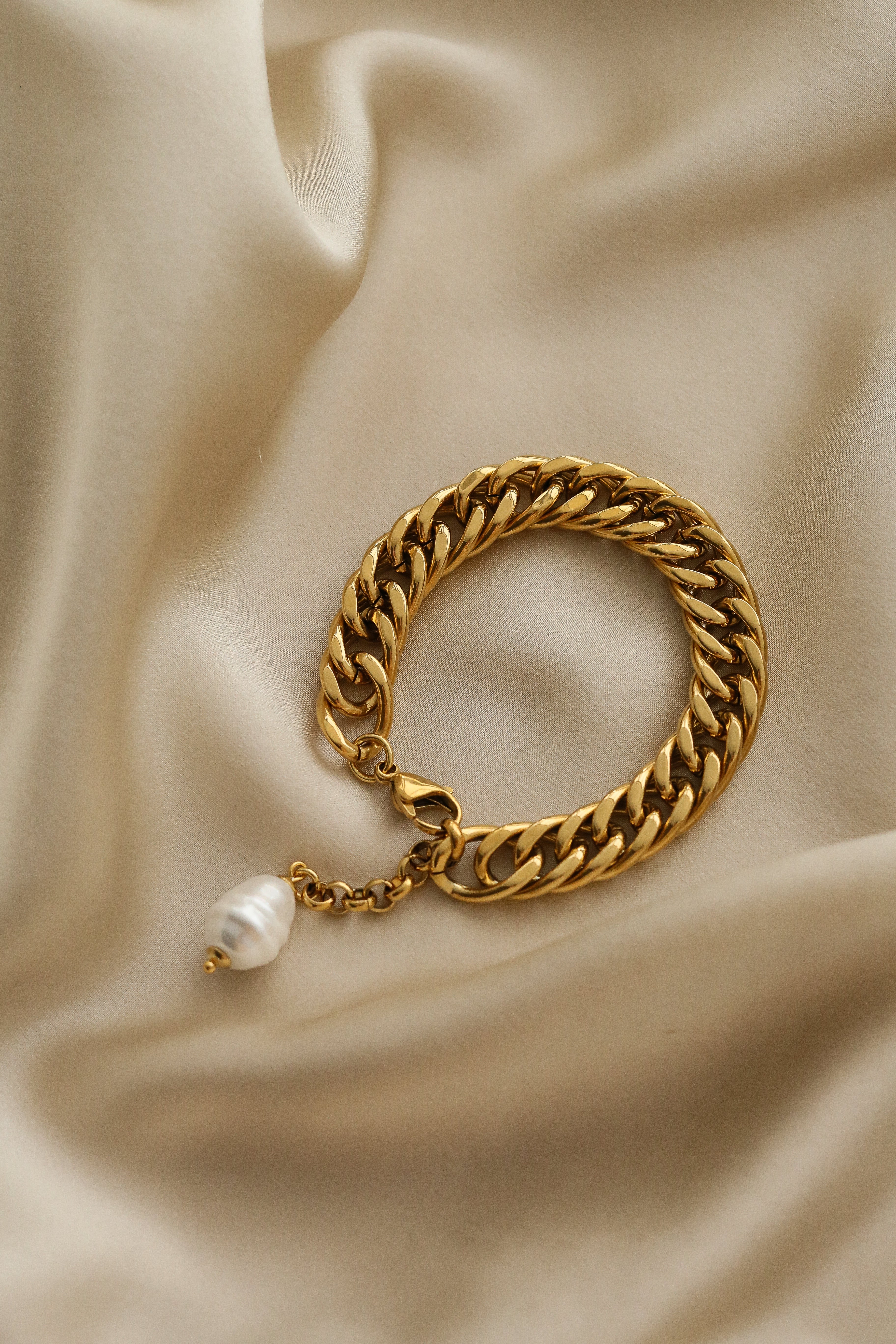 True Bracelet - Boutique Minimaliste has waterproof, durable, elegant and vintage inspired jewelry