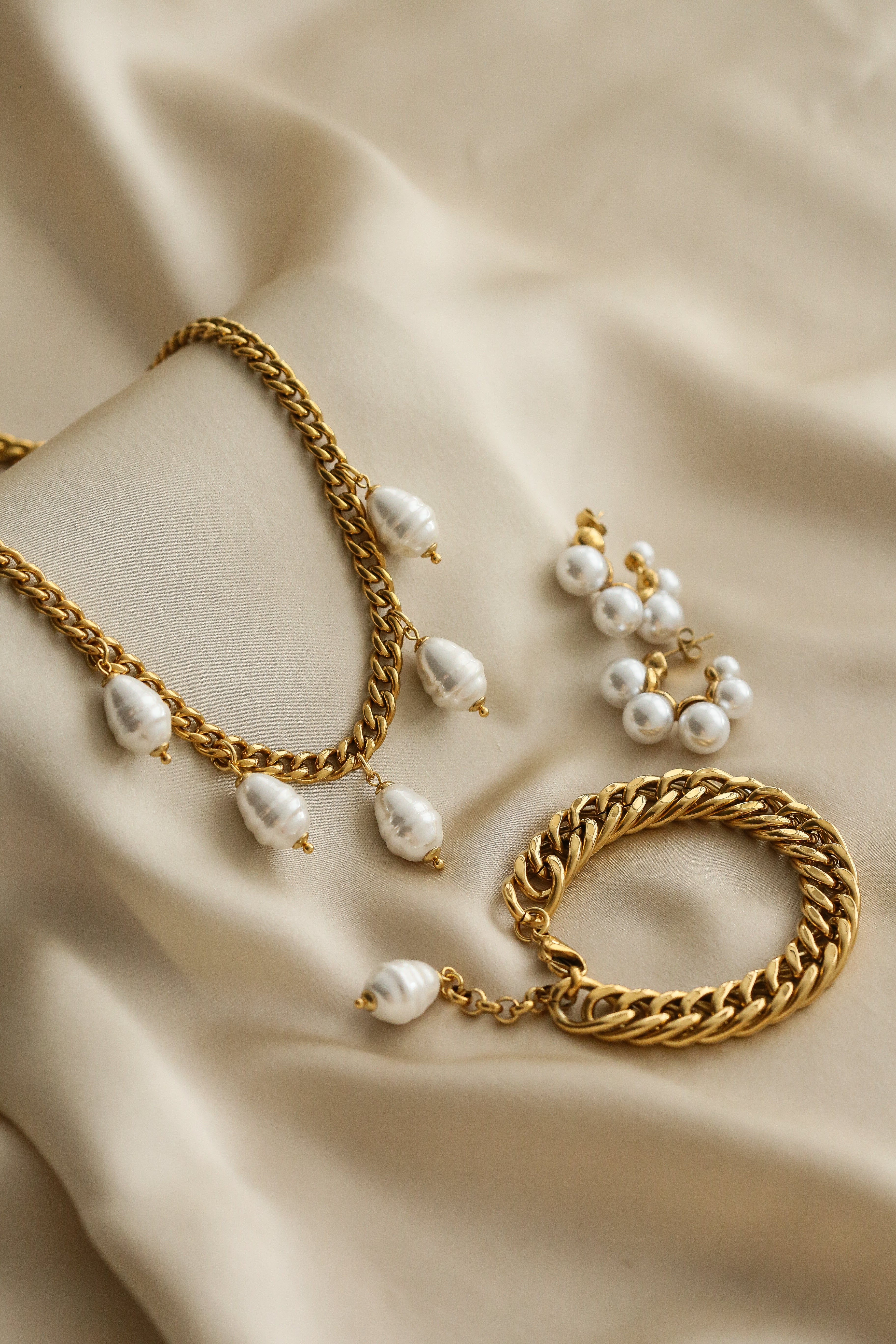 True Bracelet - Boutique Minimaliste has waterproof, durable, elegant and vintage inspired jewelry