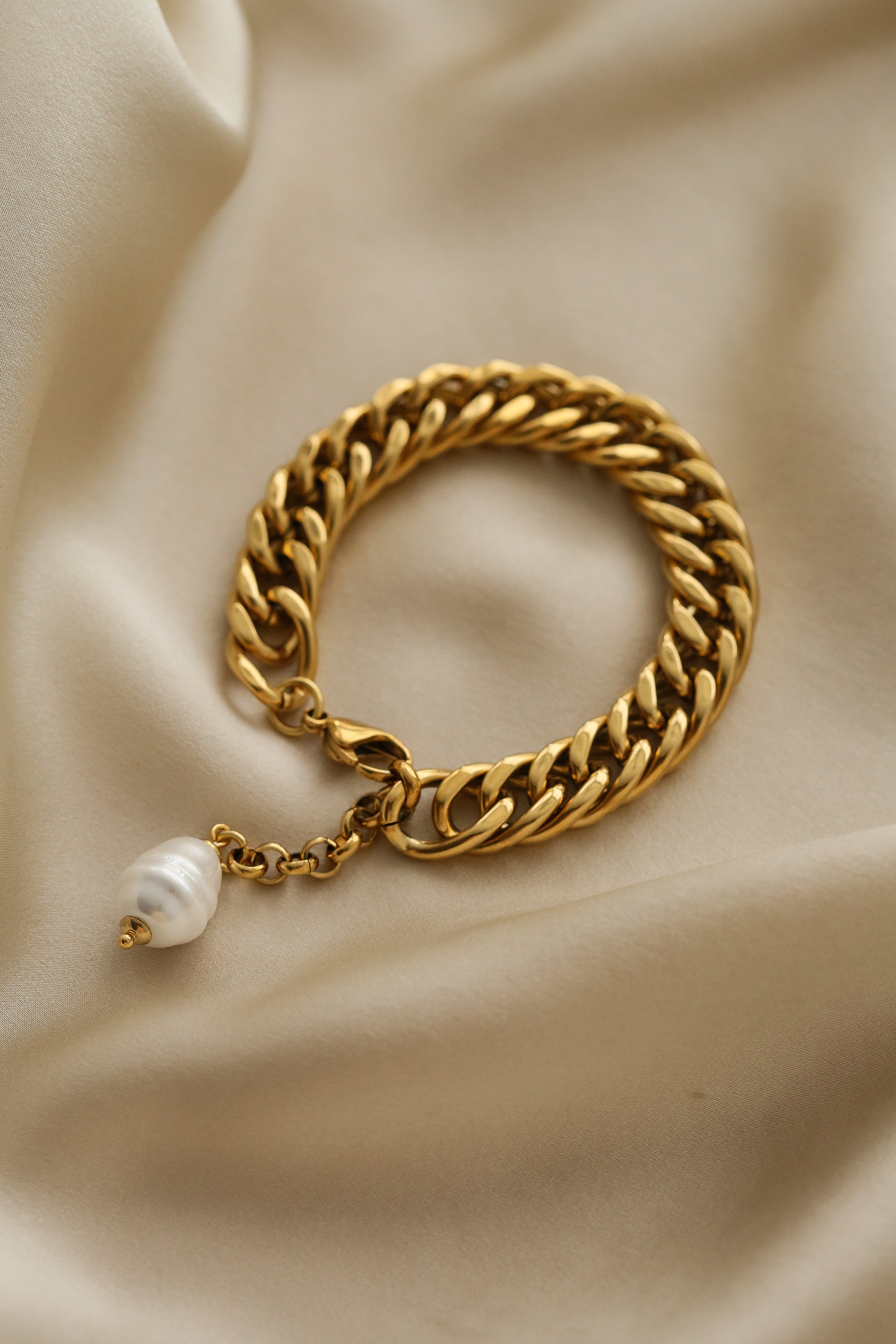 True Bracelet - Boutique Minimaliste has waterproof, durable, elegant and vintage inspired jewelry