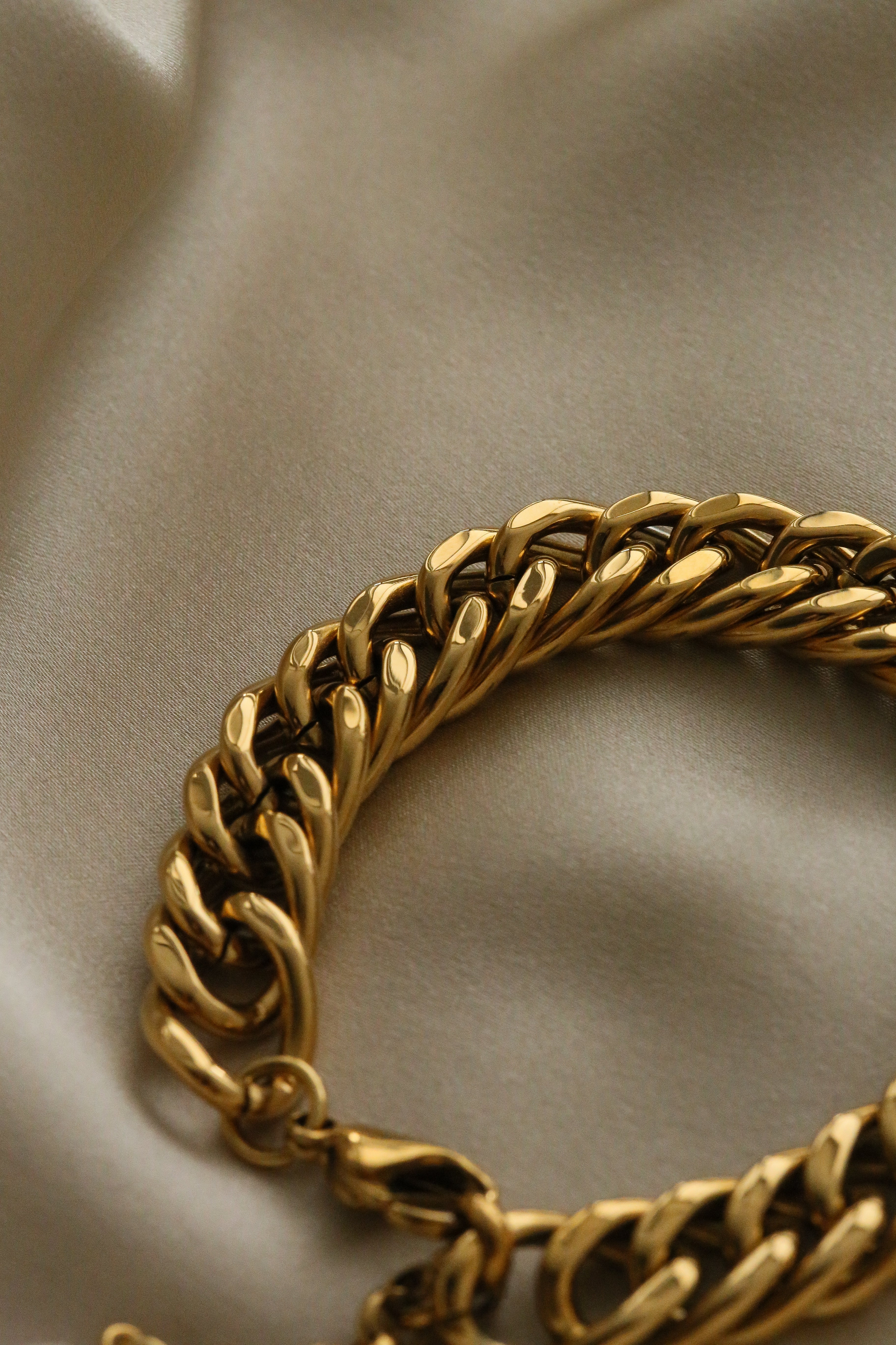 True Bracelet - Boutique Minimaliste has waterproof, durable, elegant and vintage inspired jewelry