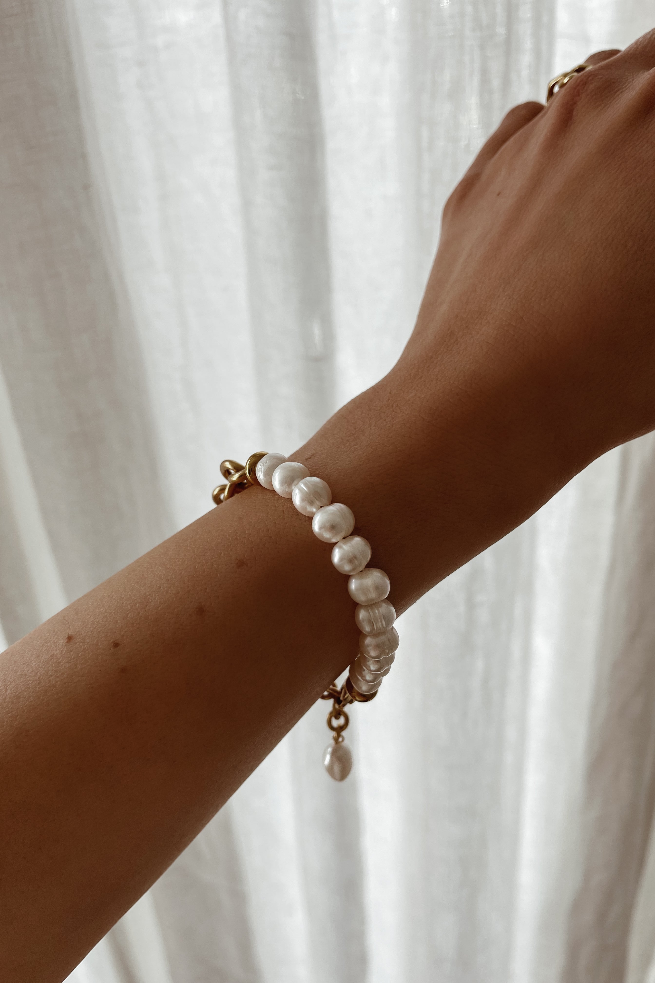 Valerie Bracelet - Boutique Minimaliste has waterproof, durable, elegant and vintage inspired jewelry