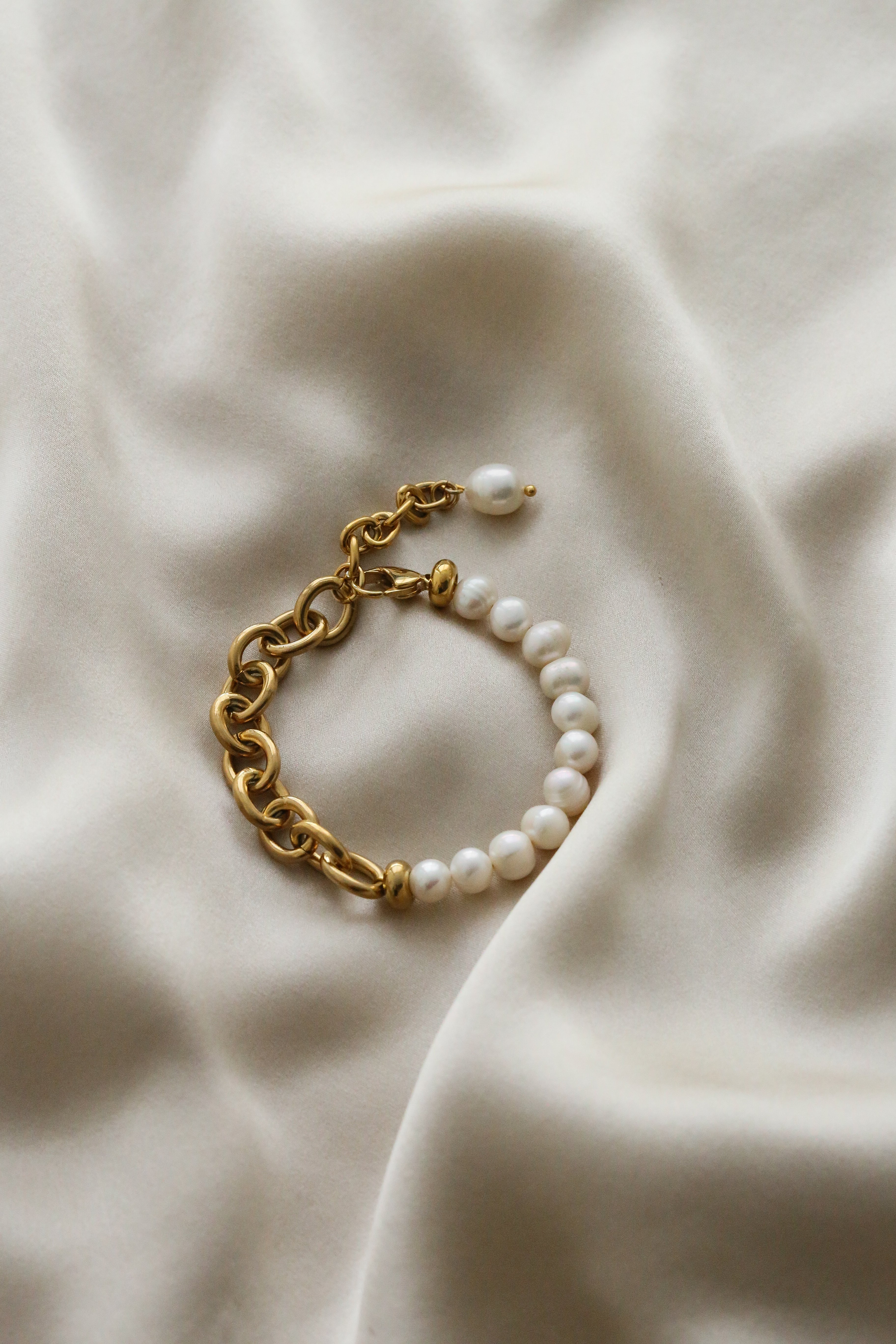 Valerie Bracelet - Boutique Minimaliste has waterproof, durable, elegant and vintage inspired jewelry