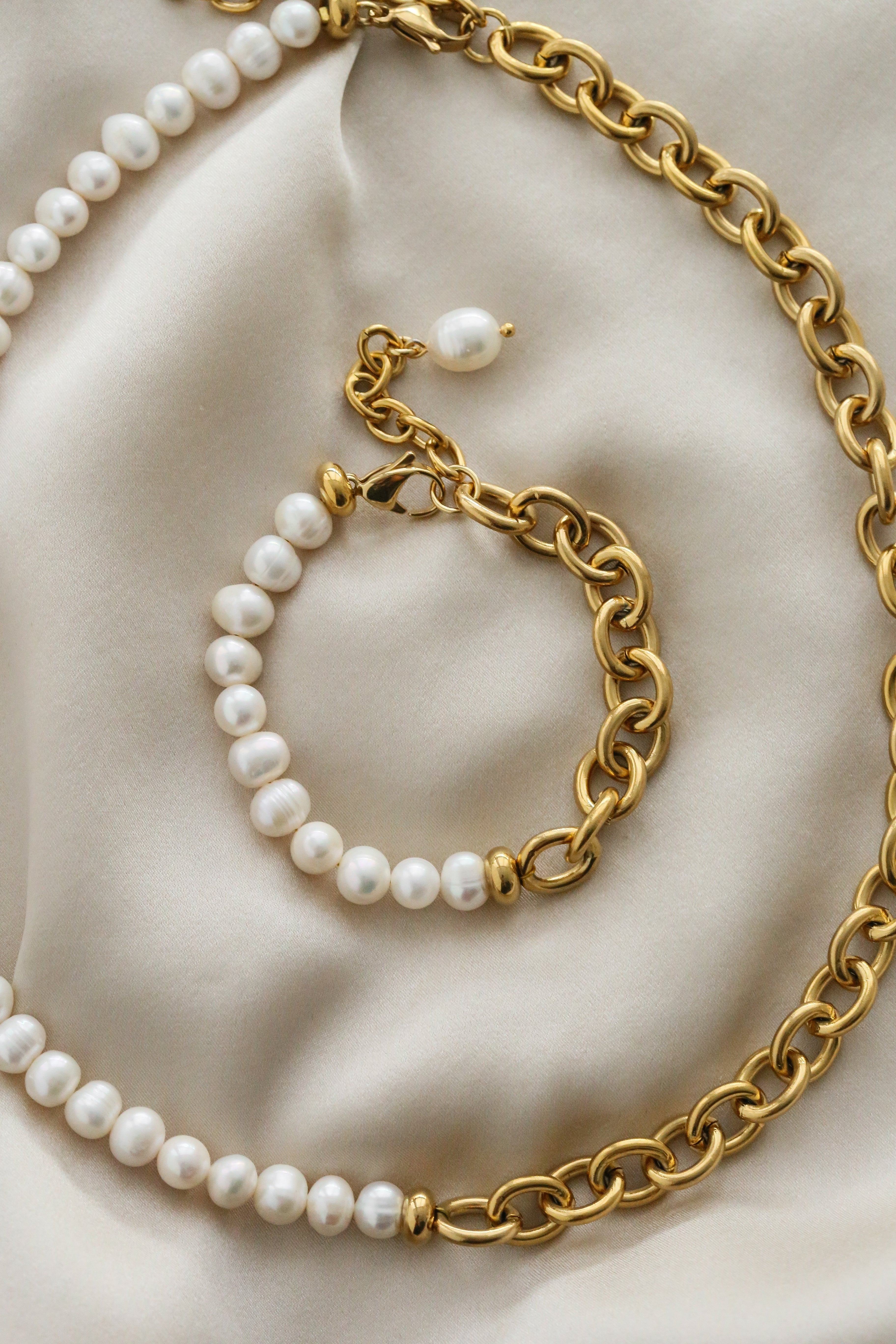 Valerie Bracelet - Boutique Minimaliste has waterproof, durable, elegant and vintage inspired jewelry