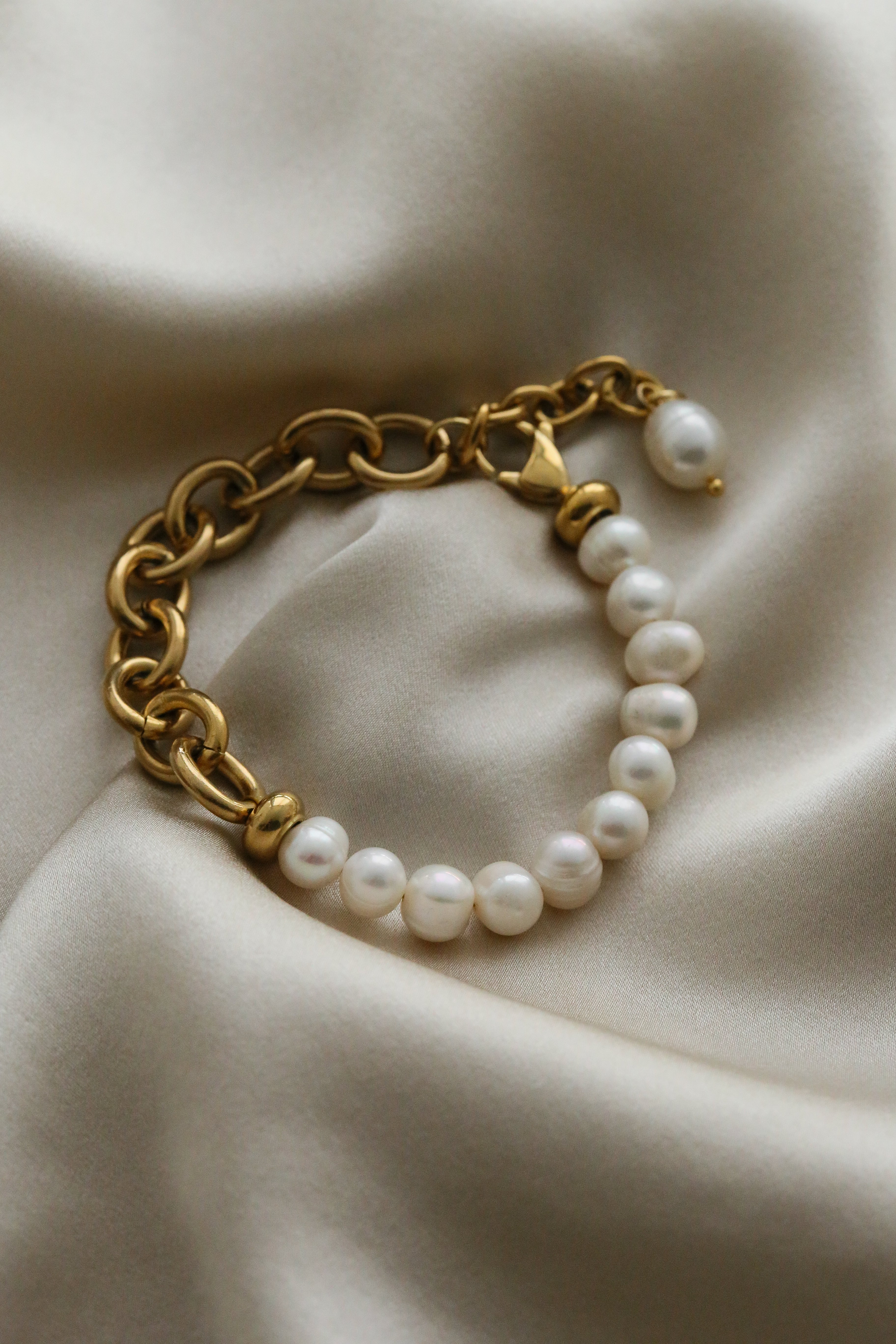 Valerie Bracelet - Boutique Minimaliste has waterproof, durable, elegant and vintage inspired jewelry