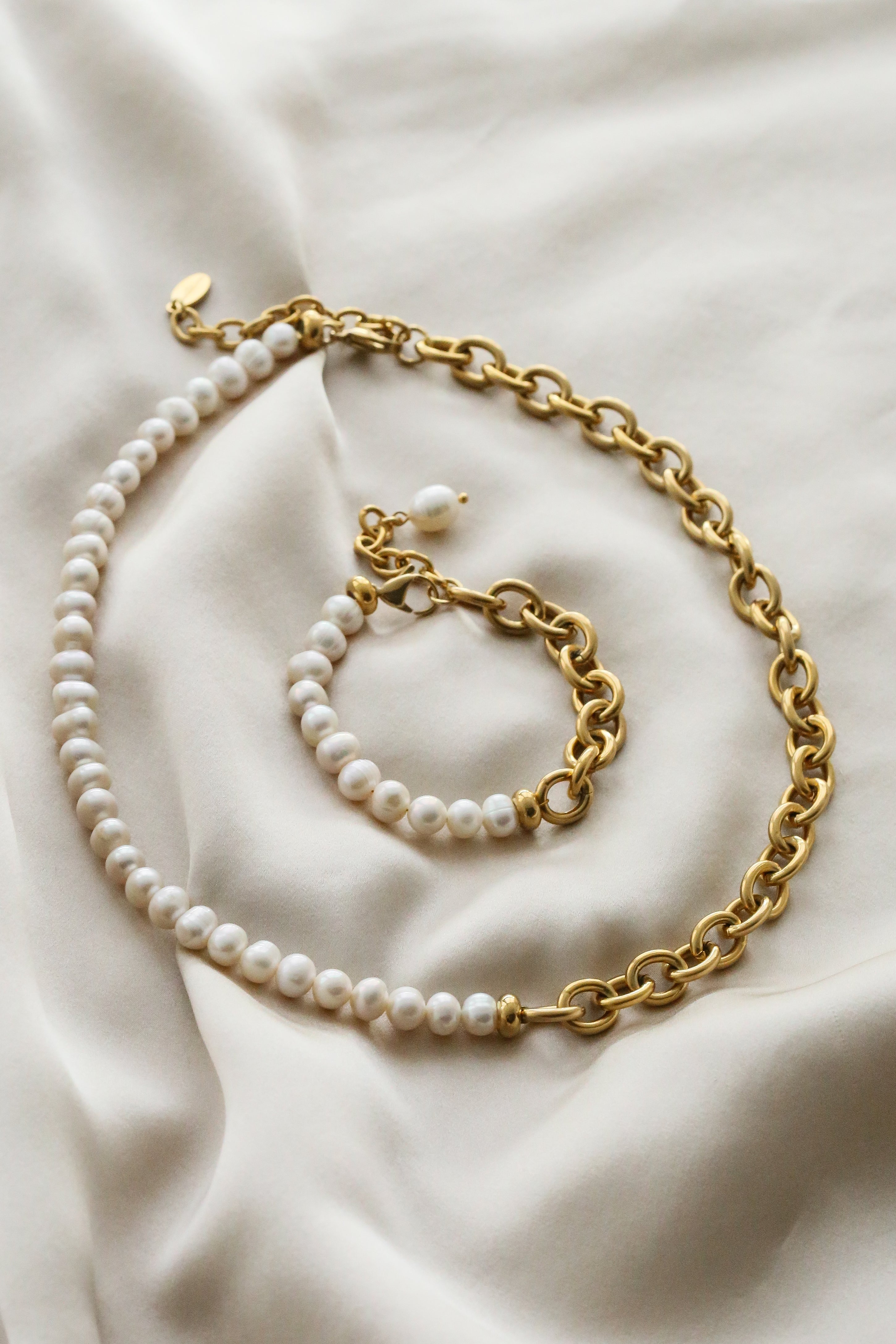 Valerie Bracelet - Boutique Minimaliste has waterproof, durable, elegant and vintage inspired jewelry