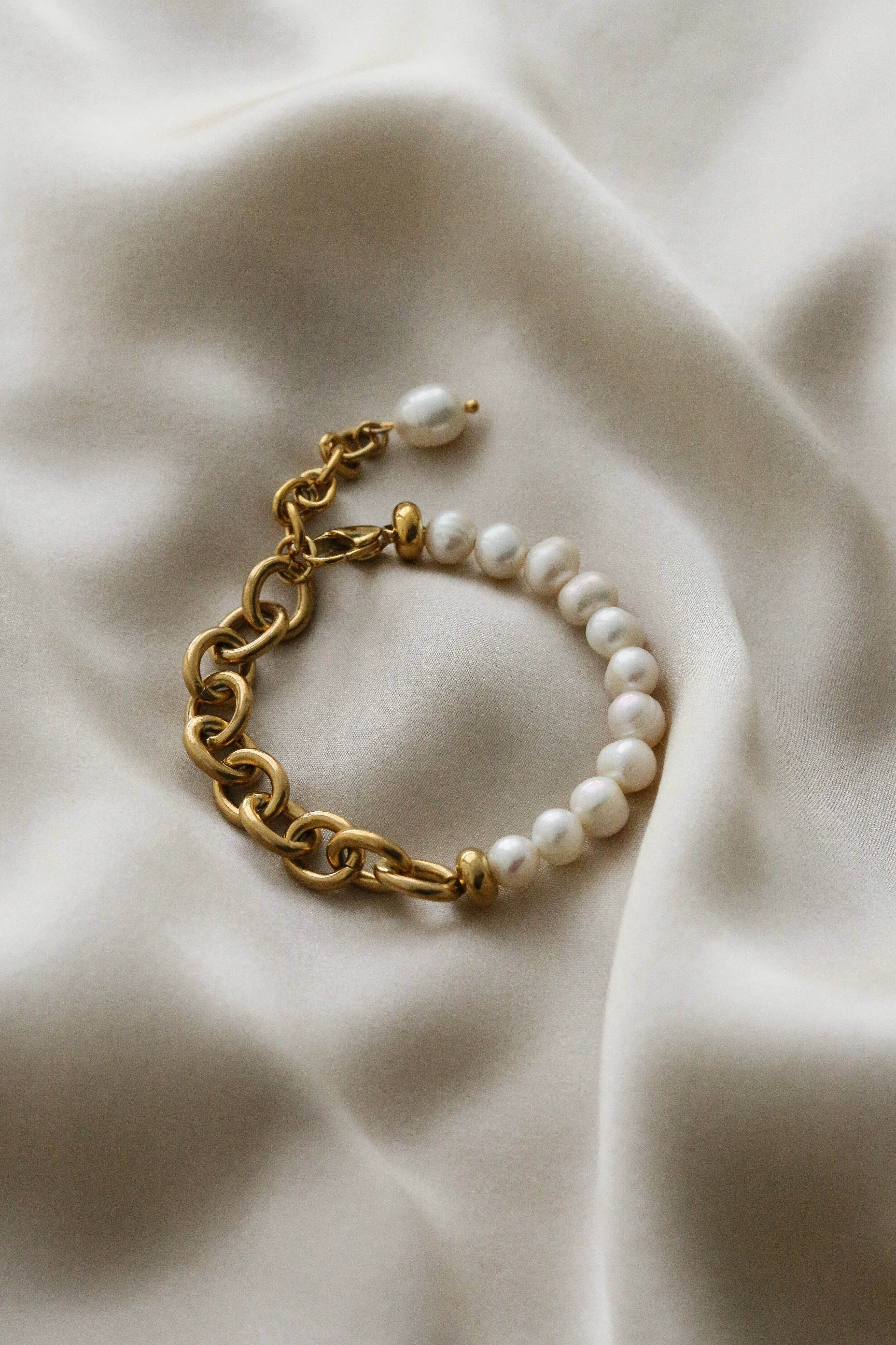 Valerie Bracelet - Boutique Minimaliste has waterproof, durable, elegant and vintage inspired jewelry