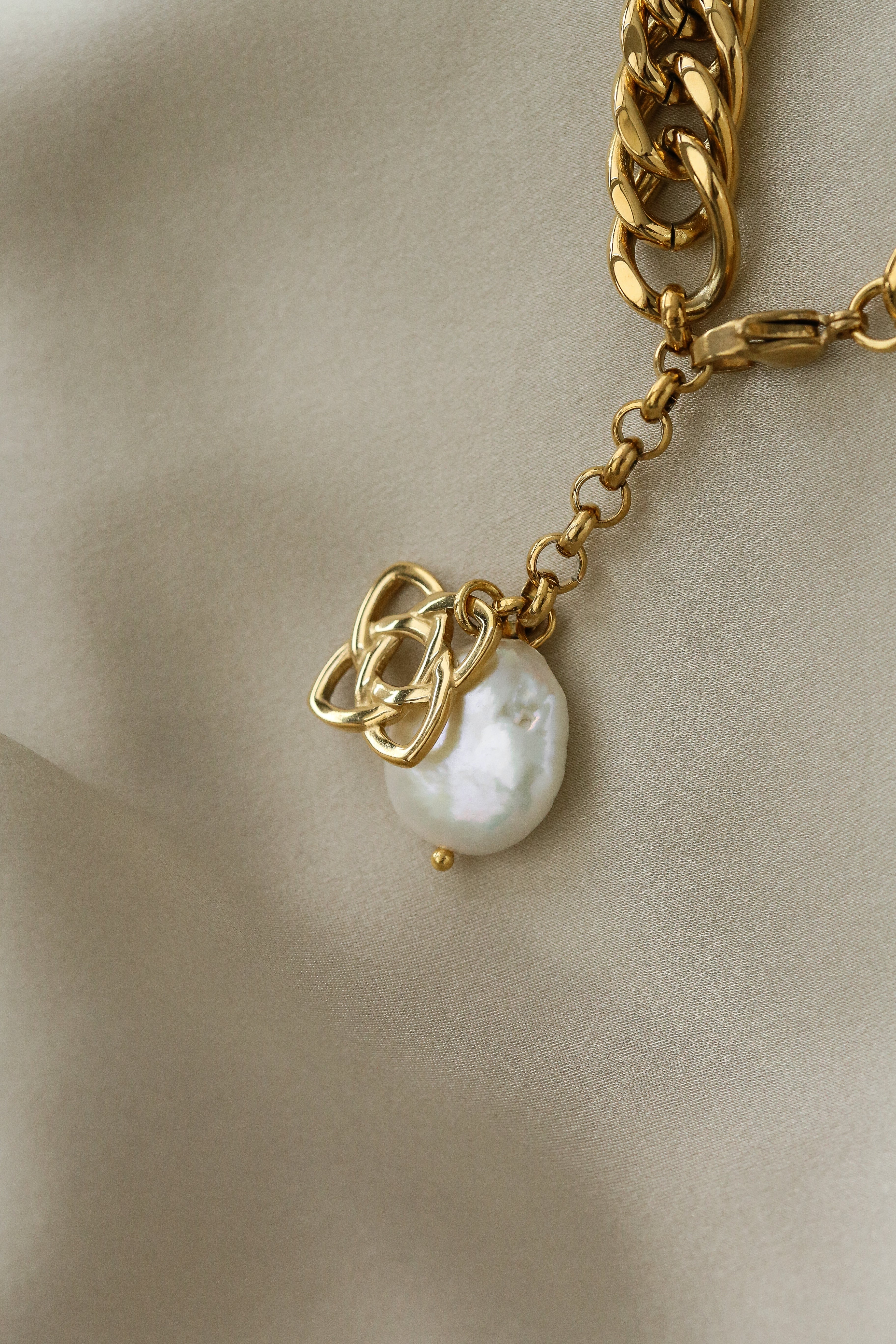 Winona Bracelet - Boutique Minimaliste has waterproof, durable, elegant and vintage inspired jewelry