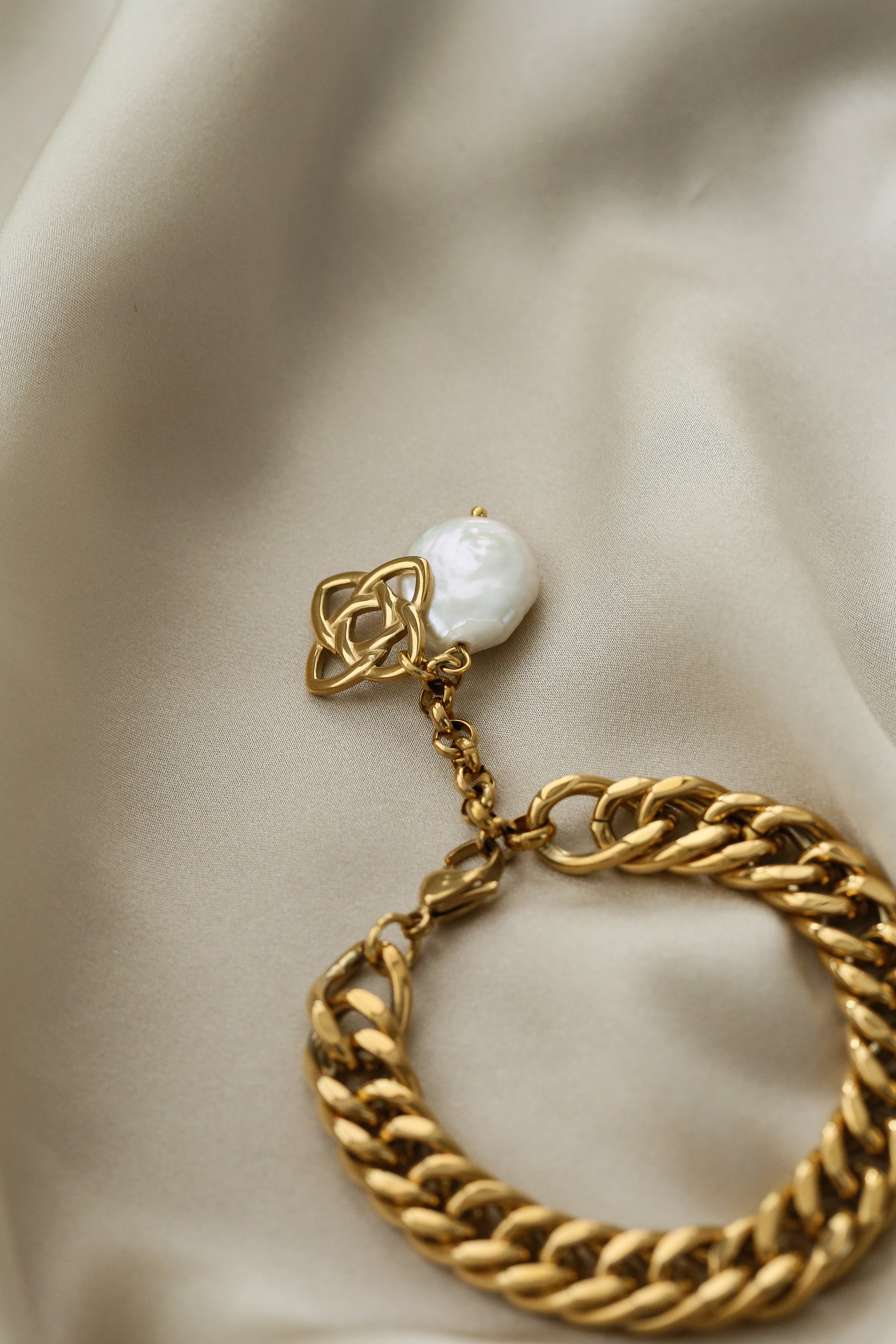 Winona Bracelet - Boutique Minimaliste has waterproof, durable, elegant and vintage inspired jewelry
