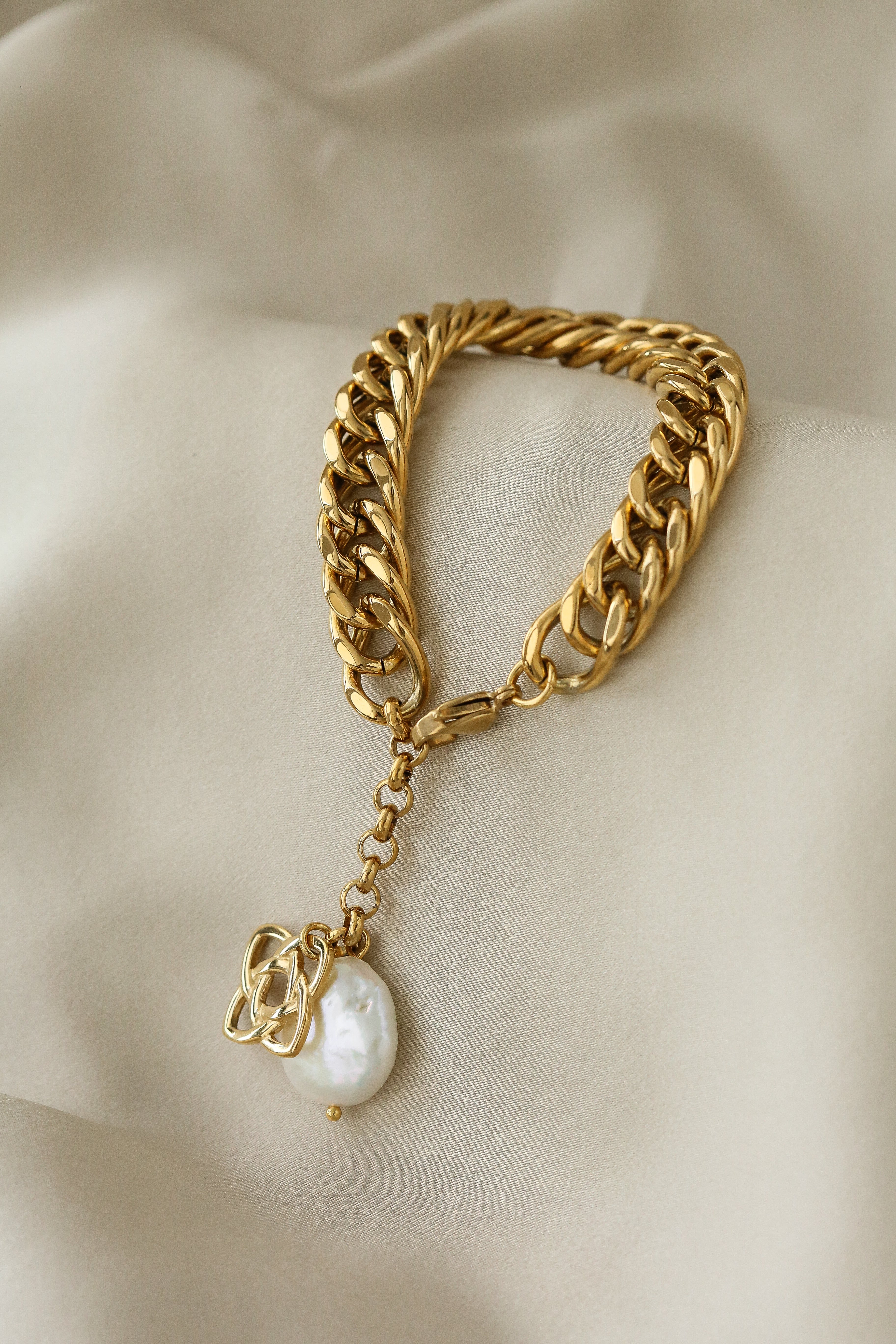 Winona Bracelet - Boutique Minimaliste has waterproof, durable, elegant and vintage inspired jewelry