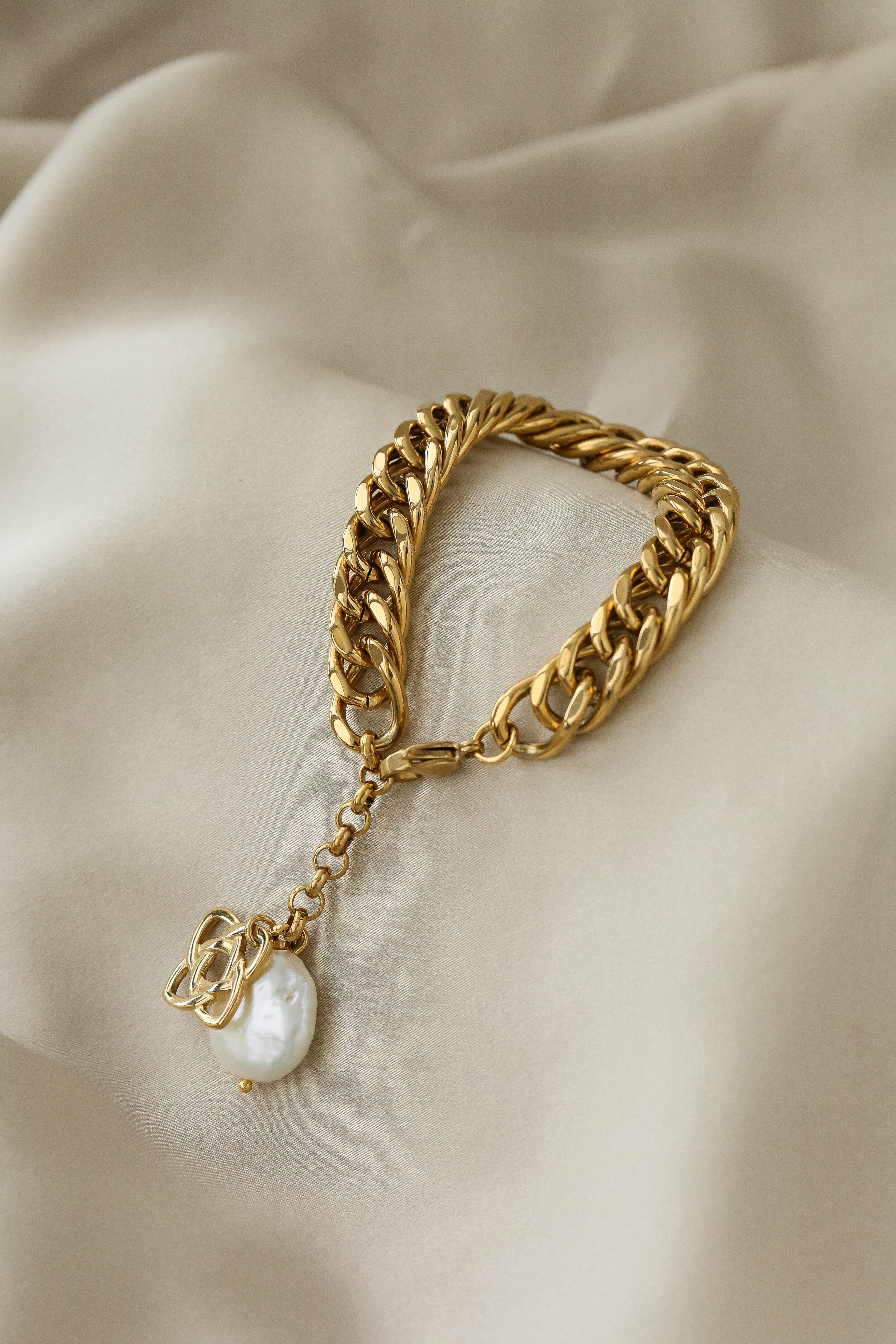 Winona Bracelet - Boutique Minimaliste has waterproof, durable, elegant and vintage inspired jewelry