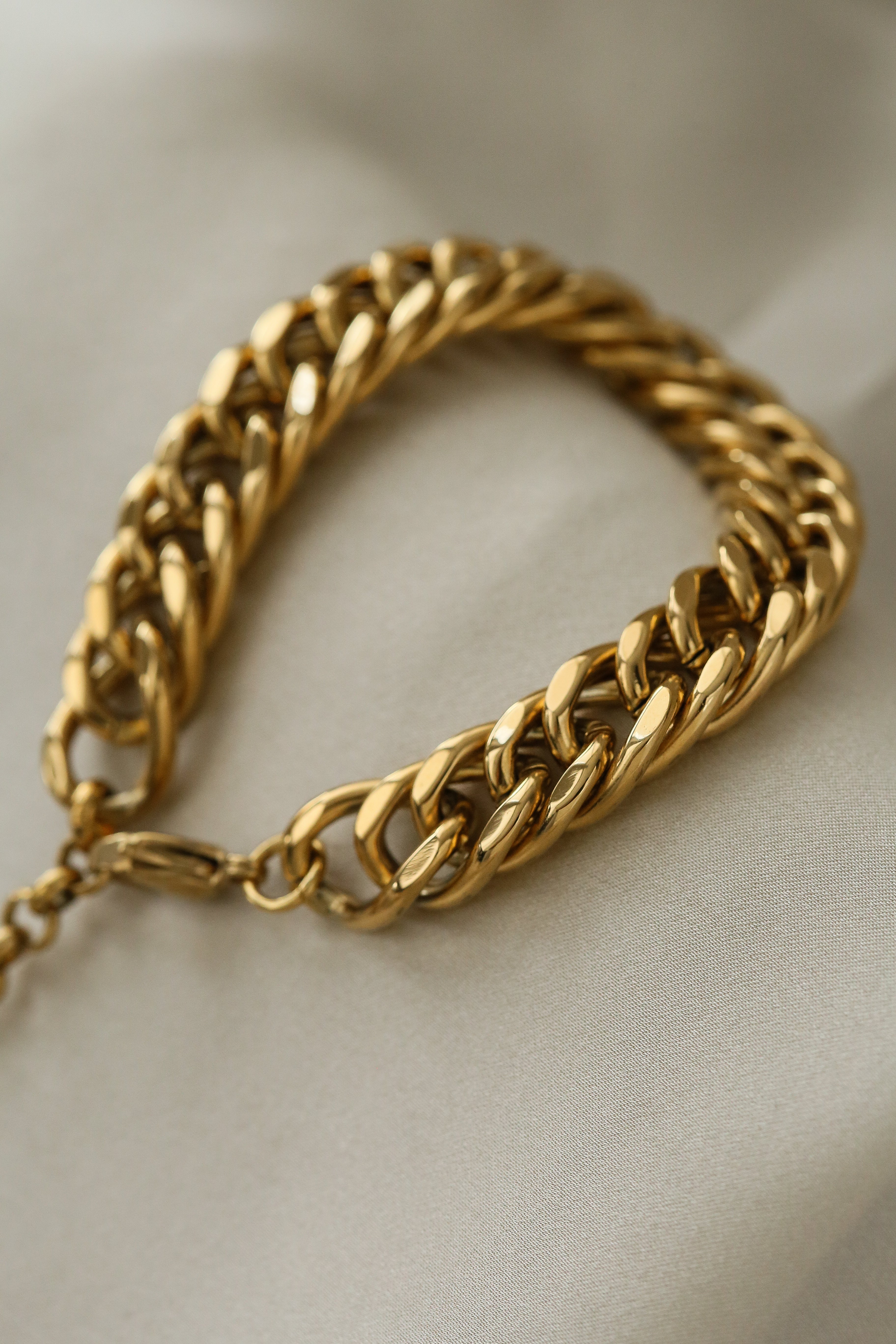 Winona Bracelet - Boutique Minimaliste has waterproof, durable, elegant and vintage inspired jewelry