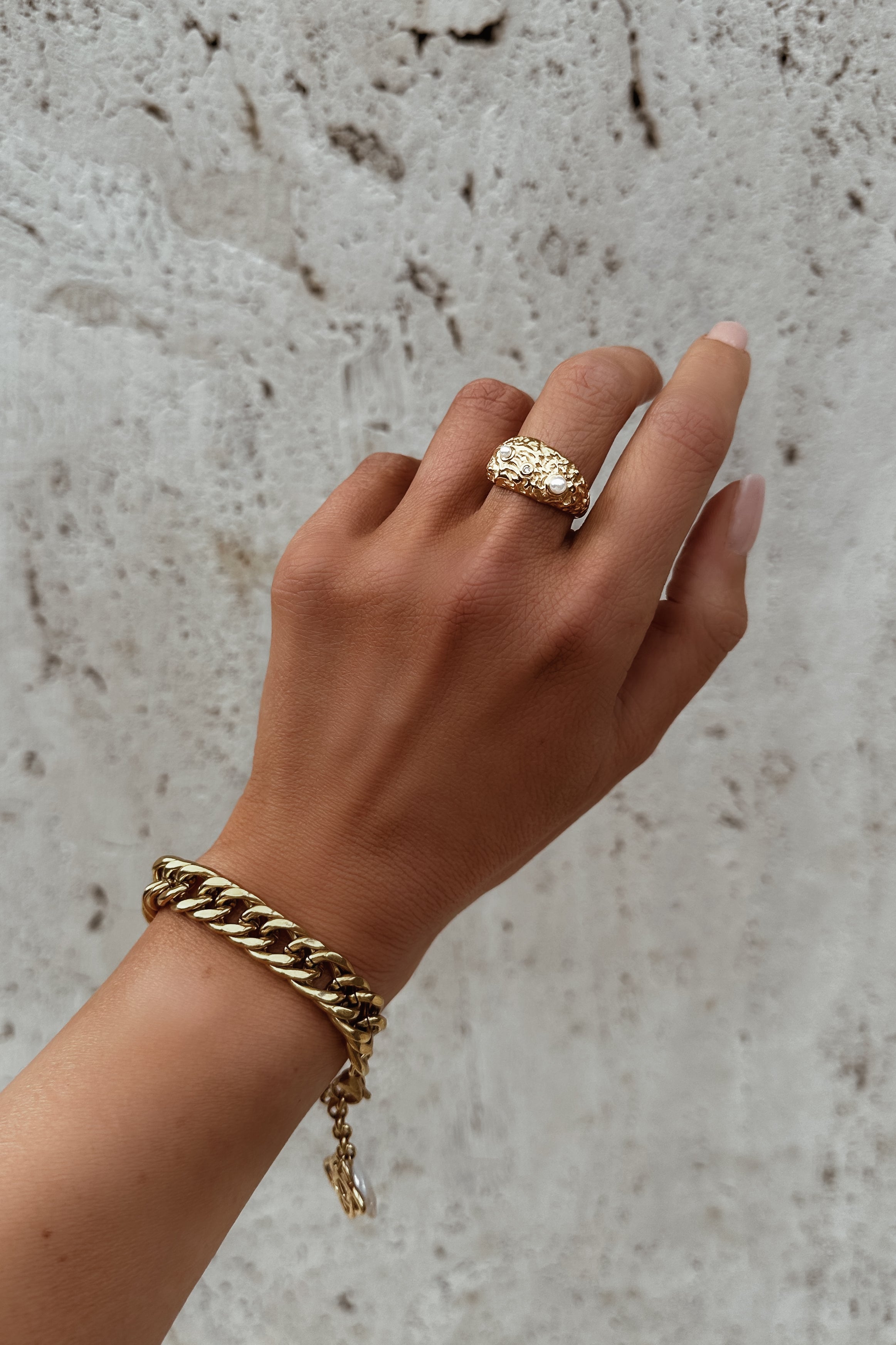 Winona Bracelet - Boutique Minimaliste has waterproof, durable, elegant and vintage inspired jewelry