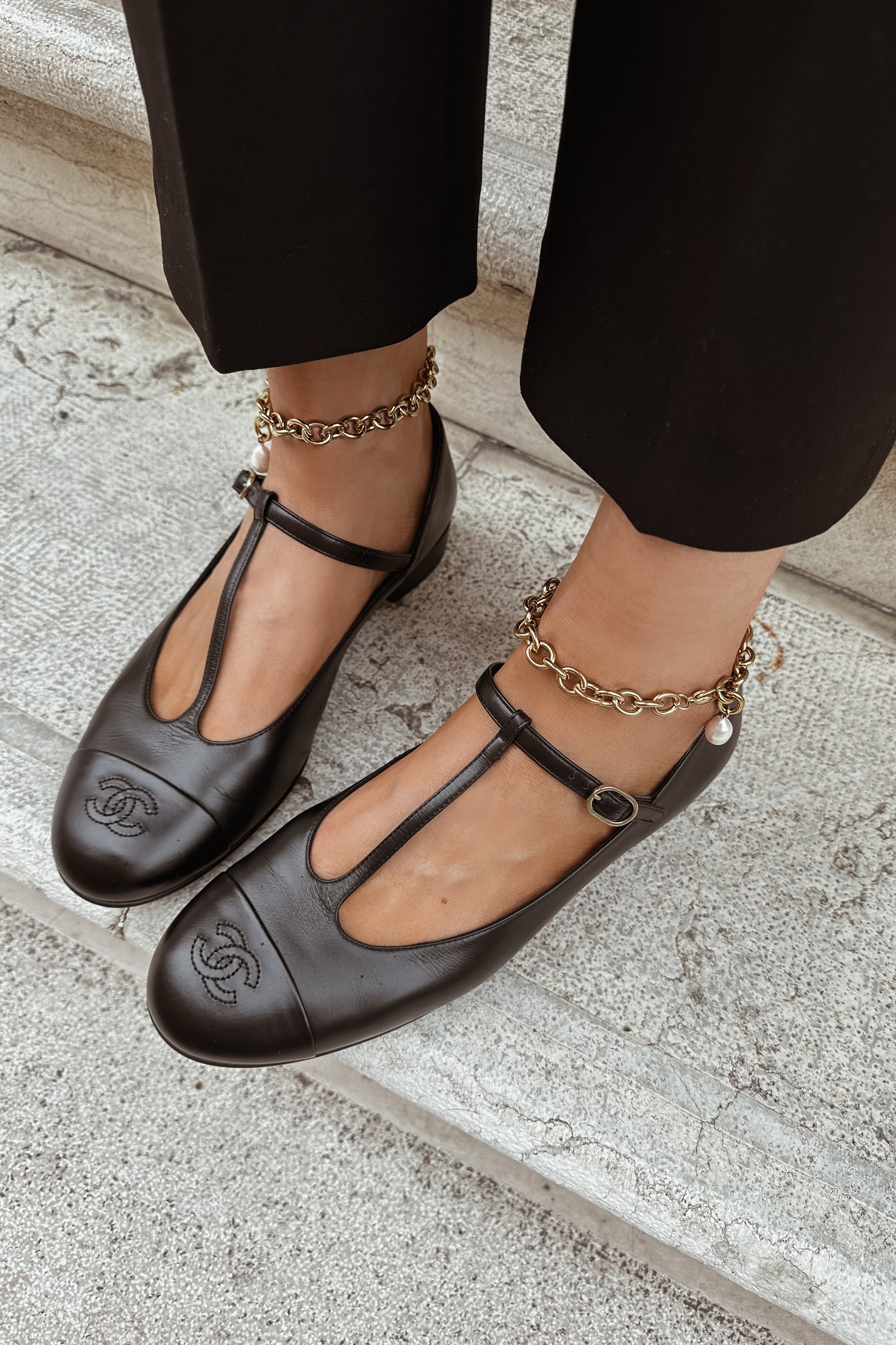 V Collection Campaign - Boutique Minimaliste