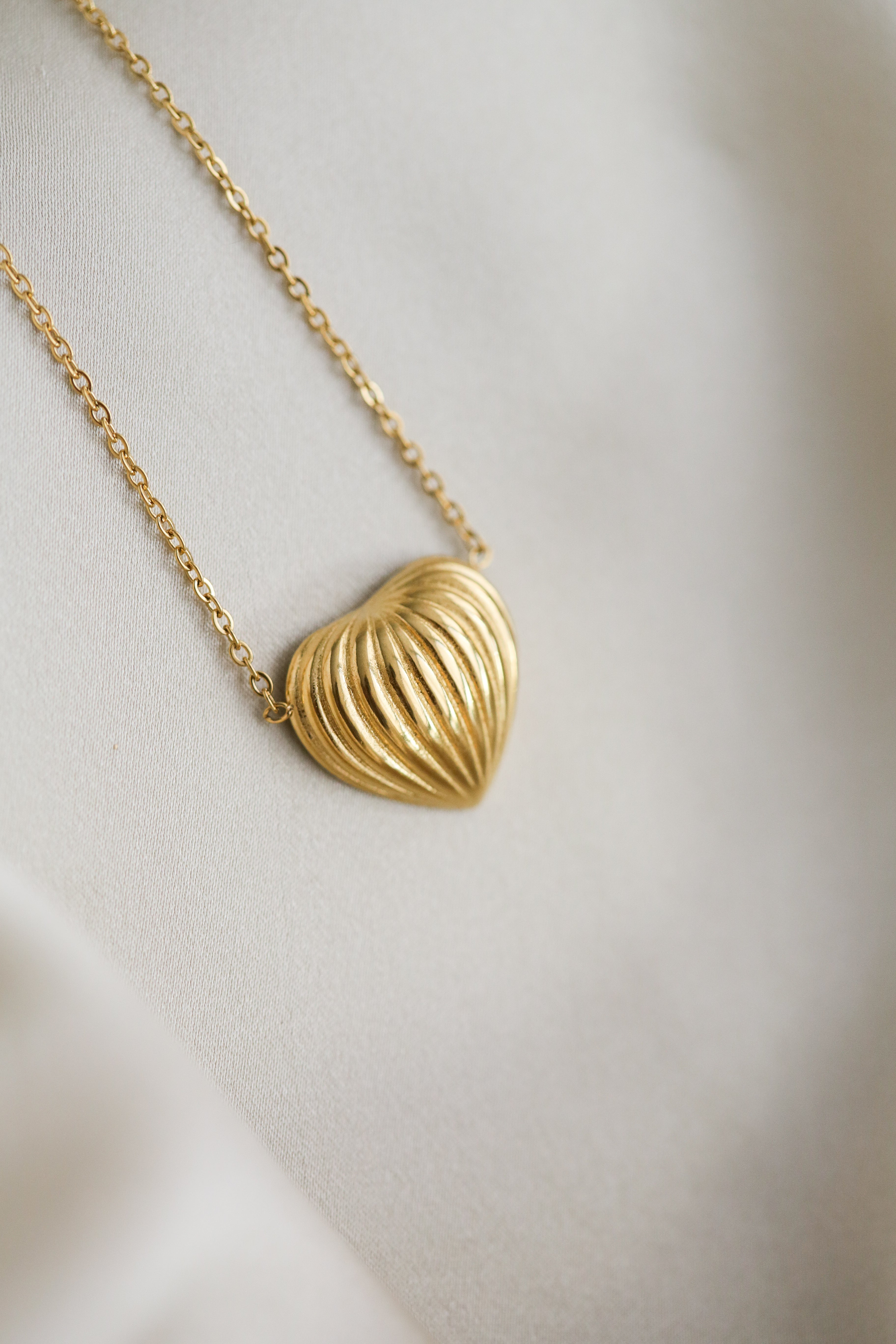 The Heart - Ribbed Pendant Necklace