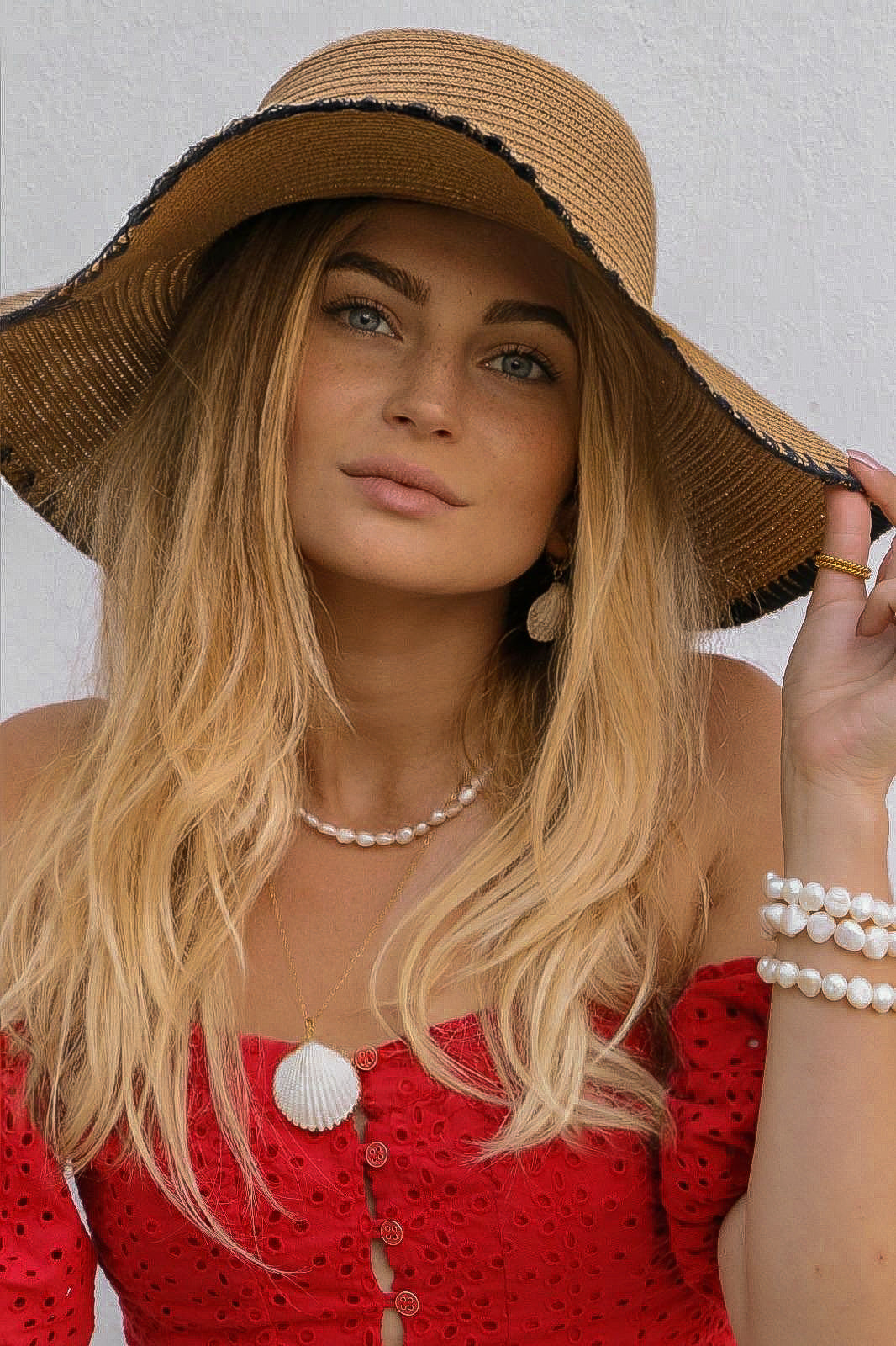 White & Gold Shell Necklace