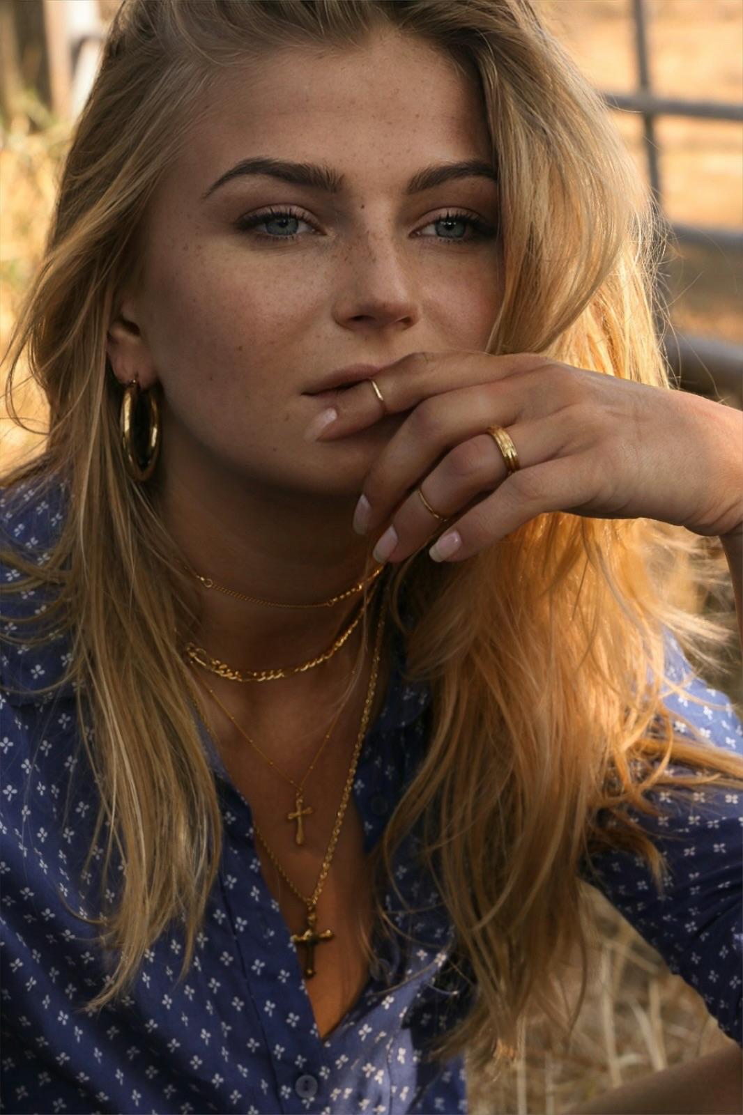 Victoire Cross Necklace