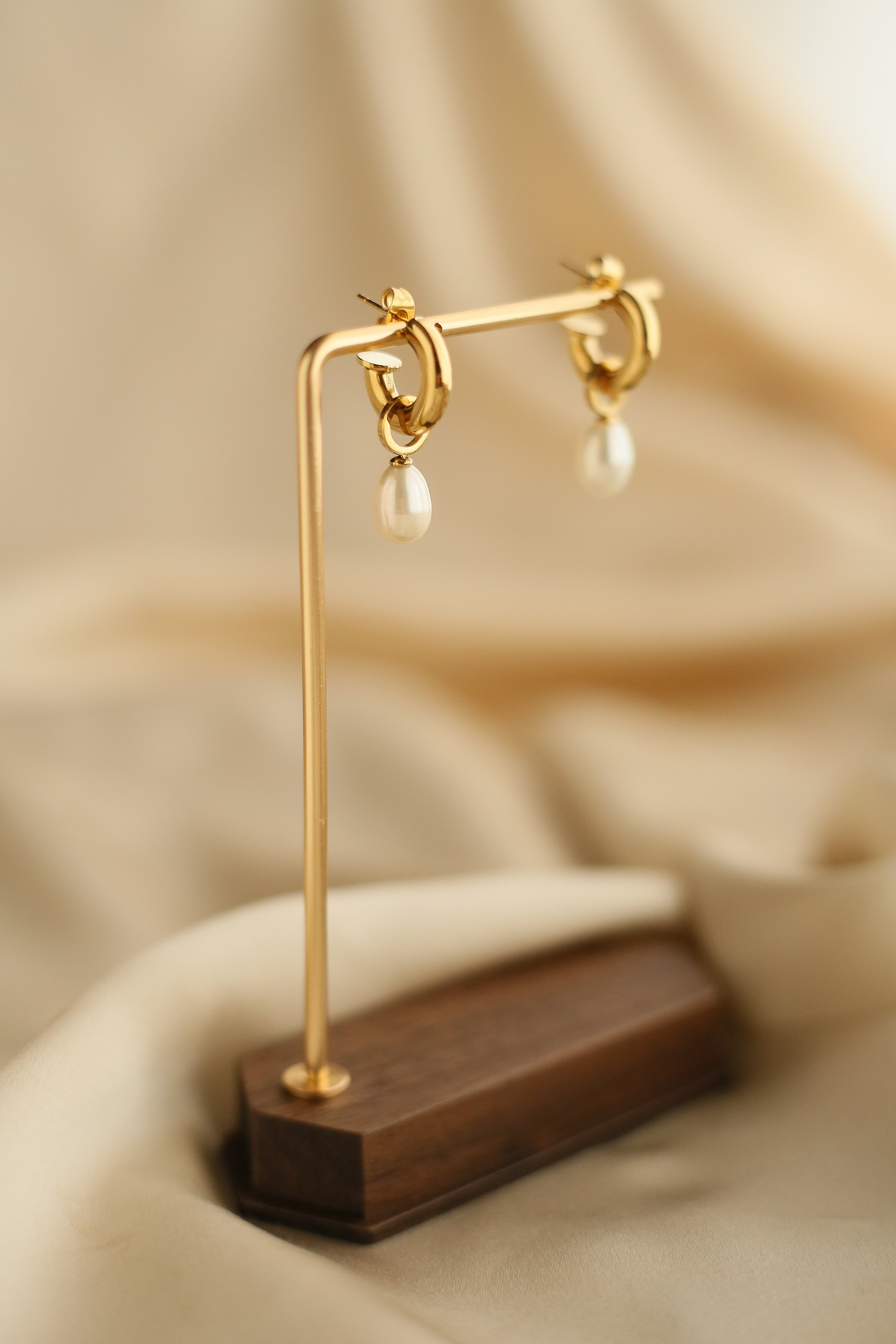Arielle Hoops - Boutique Minimaliste has waterproof, durable, elegant and vintage inspired jewelry