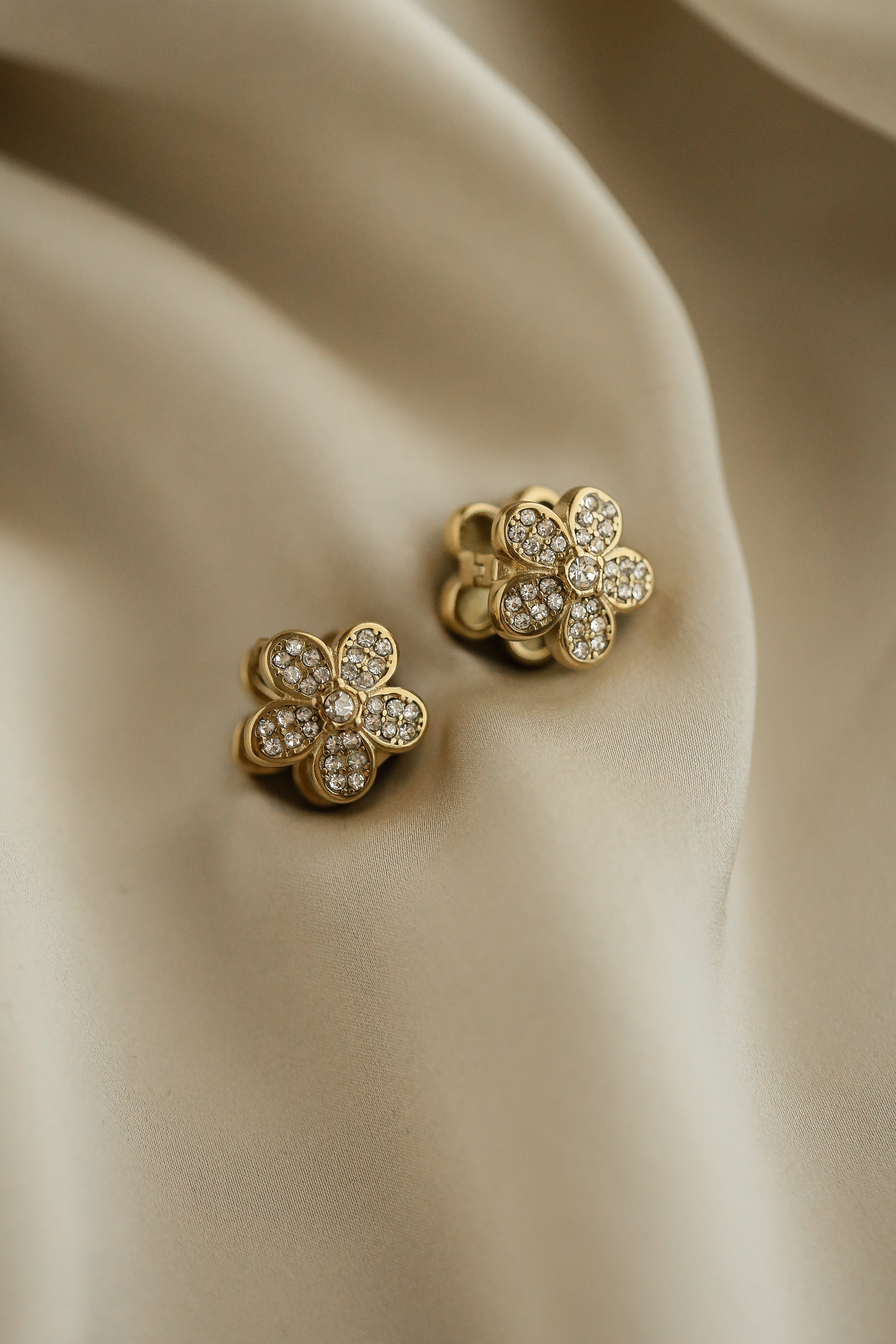 Beau Huggies - Boutique Minimaliste has waterproof, durable, elegant and vintage inspired jewelry