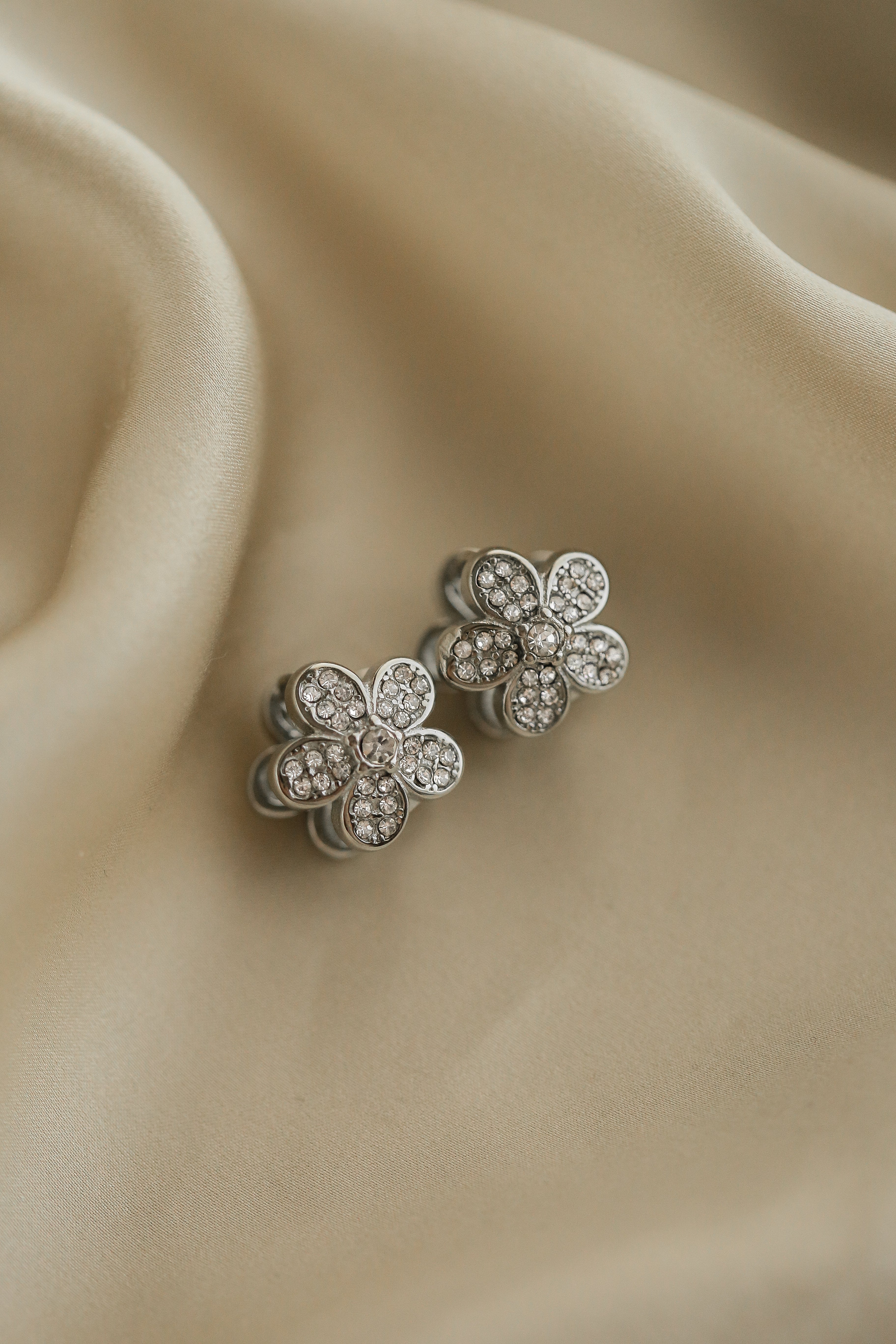 Beau Huggies - Boutique Minimaliste has waterproof, durable, elegant and vintage inspired jewelry