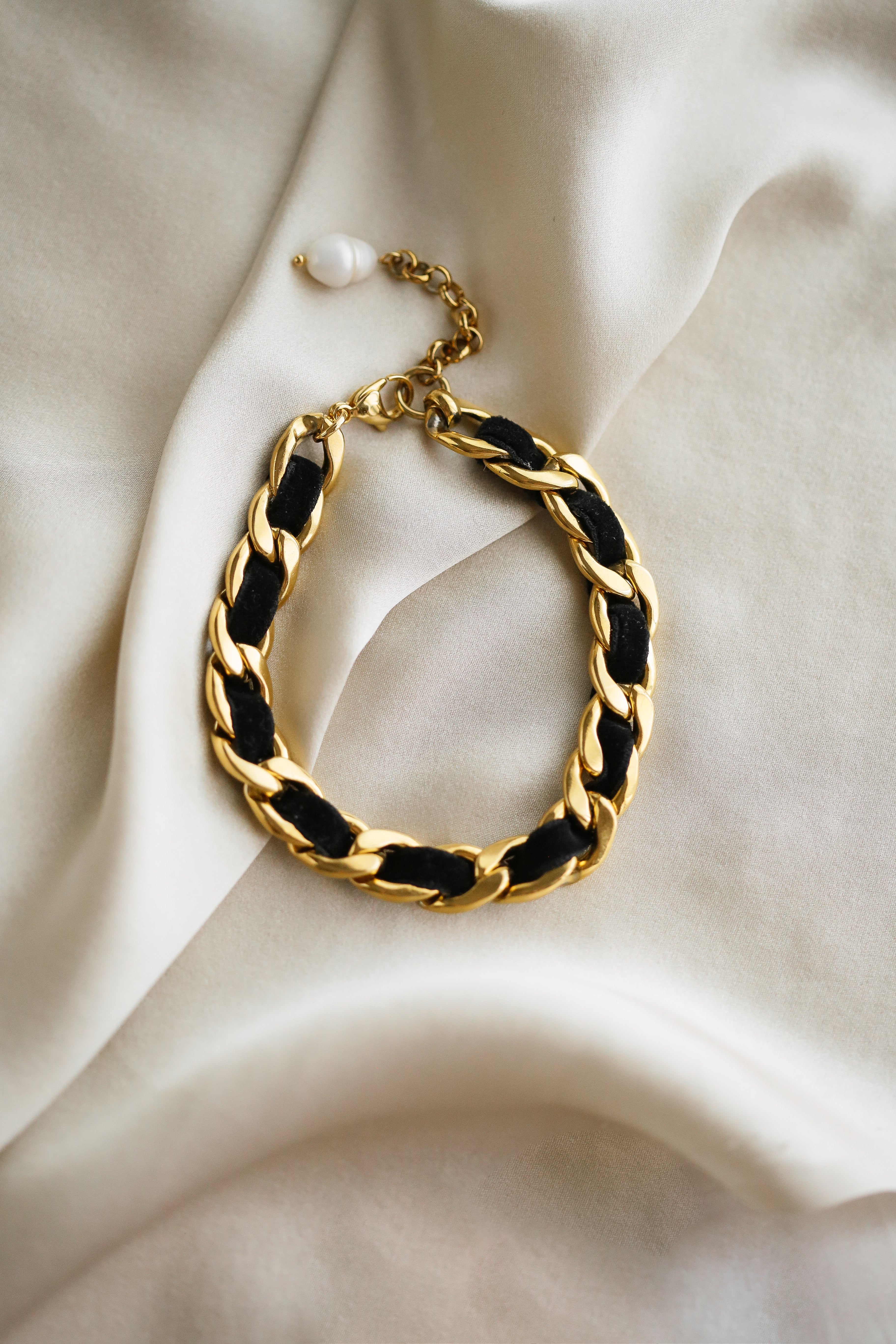 Carol Bracelet - Boutique Minimaliste has waterproof, durable, elegant and vintage inspired jewelry