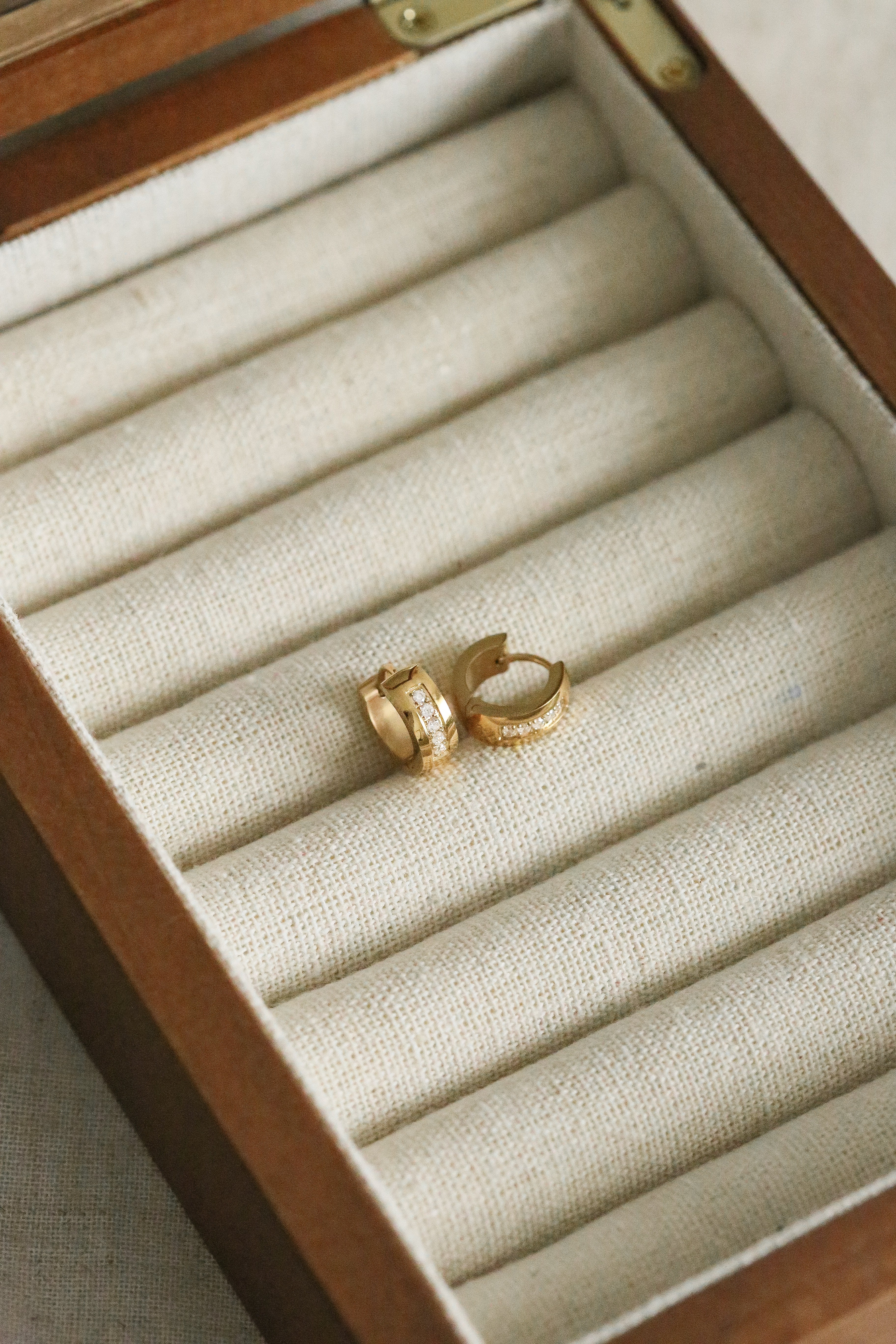 Daphné Huggies - has waterproof, durable, elegant and vintage inspired jewelry