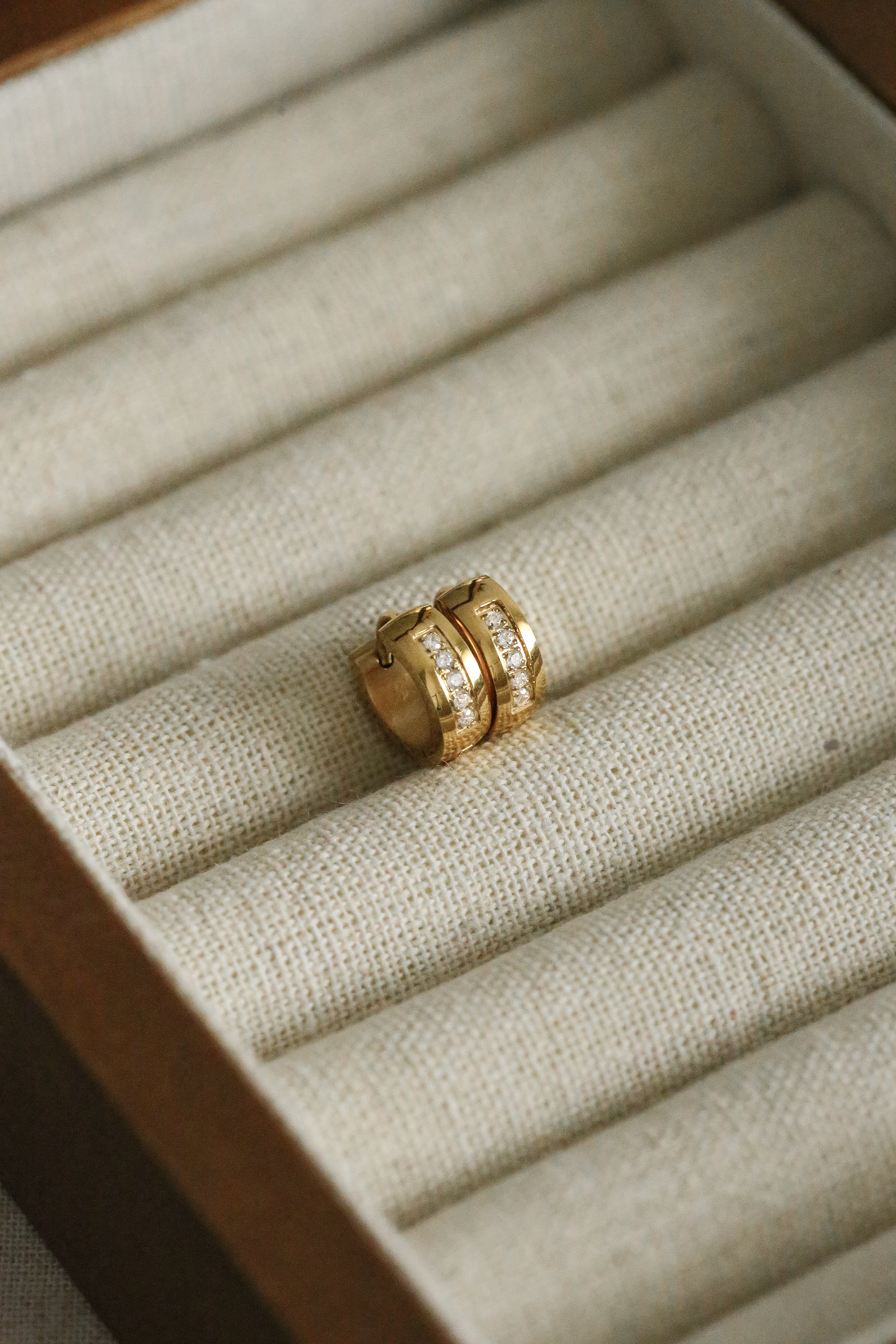 Daphné Huggies - has waterproof, durable, elegant and vintage inspired jewelry