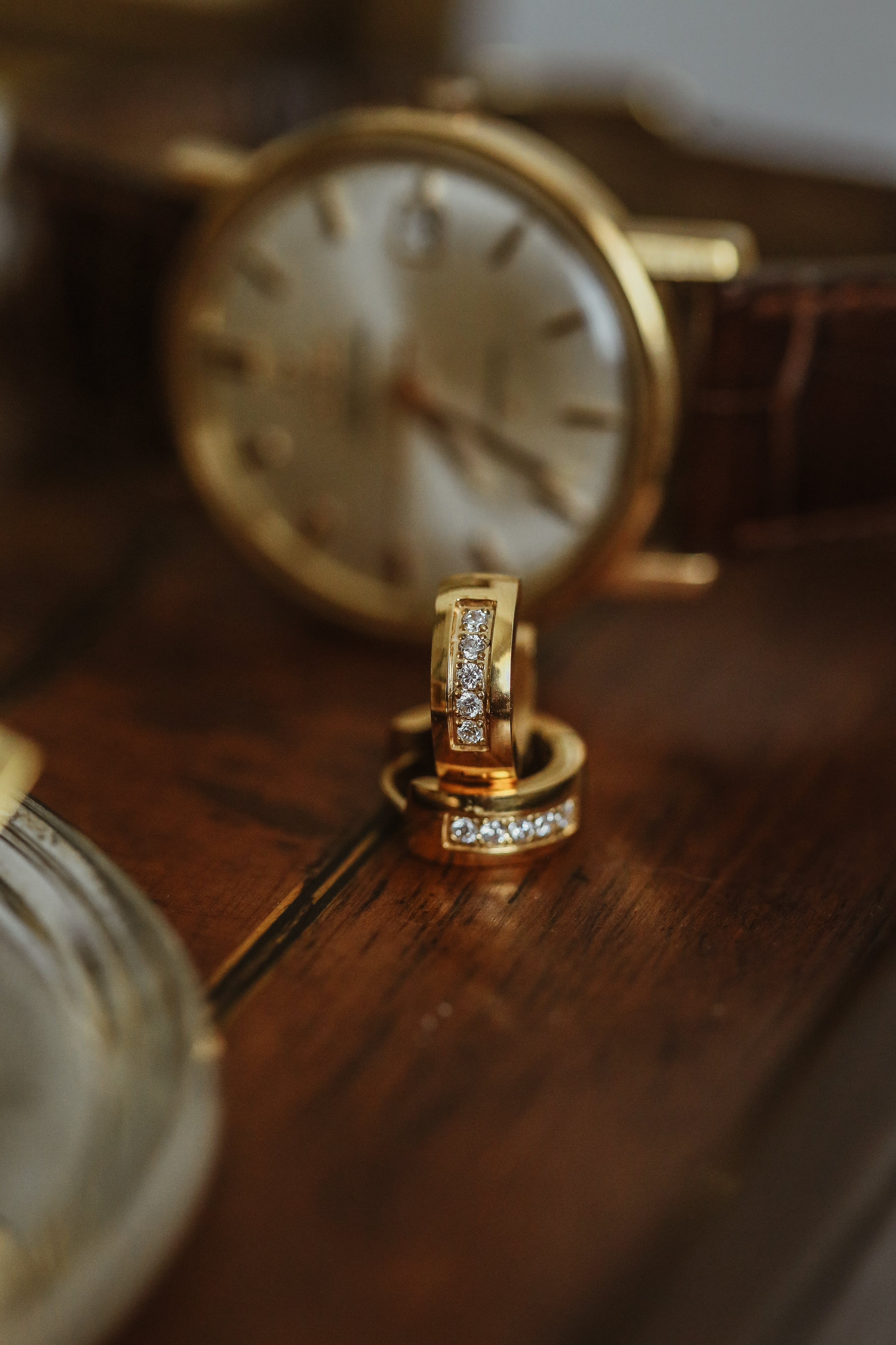 Daphné Huggies - has waterproof, durable, elegant and vintage inspired jewelry