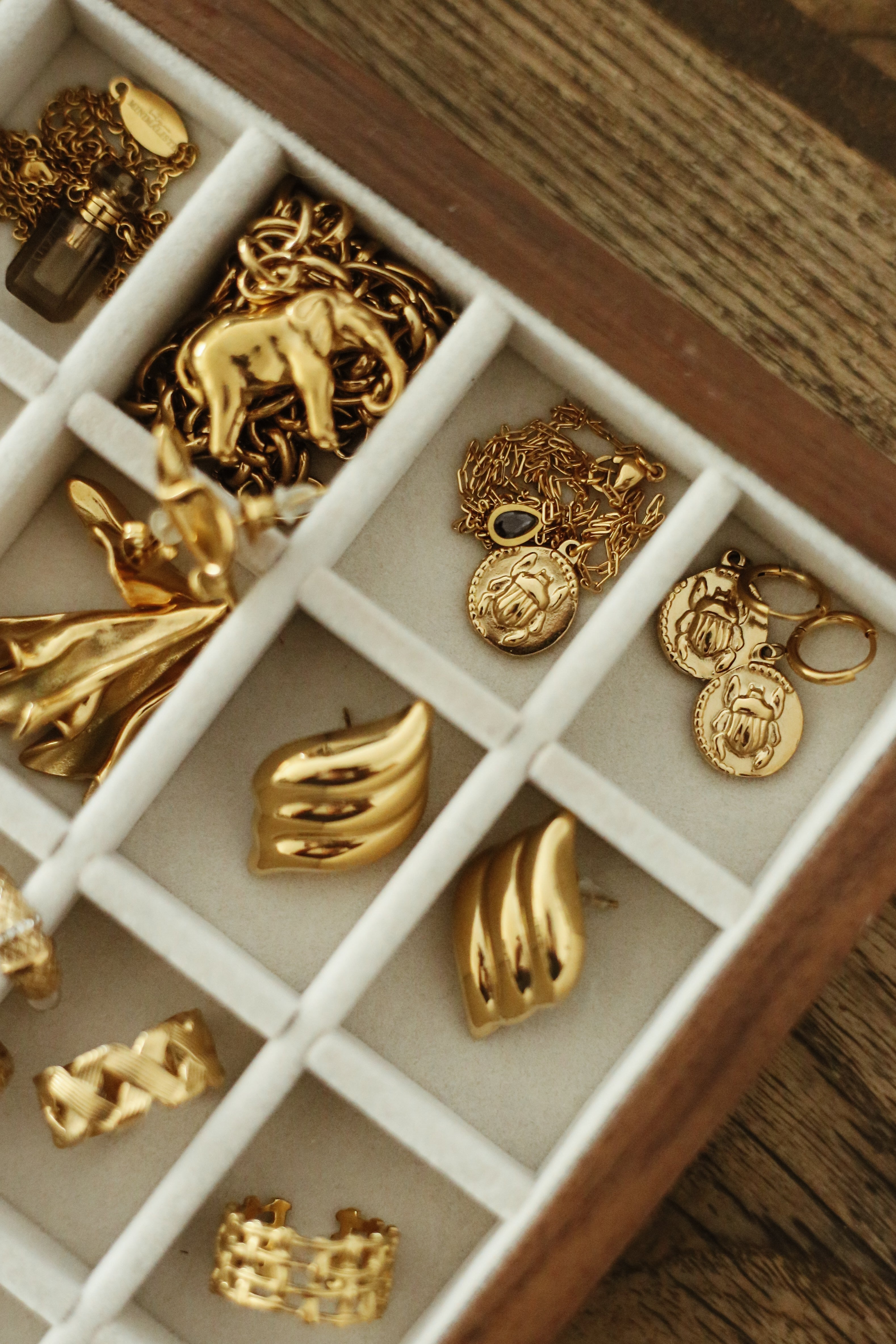 Oriana Set - has waterproof, durable, elegant and vintage inspired jewelry