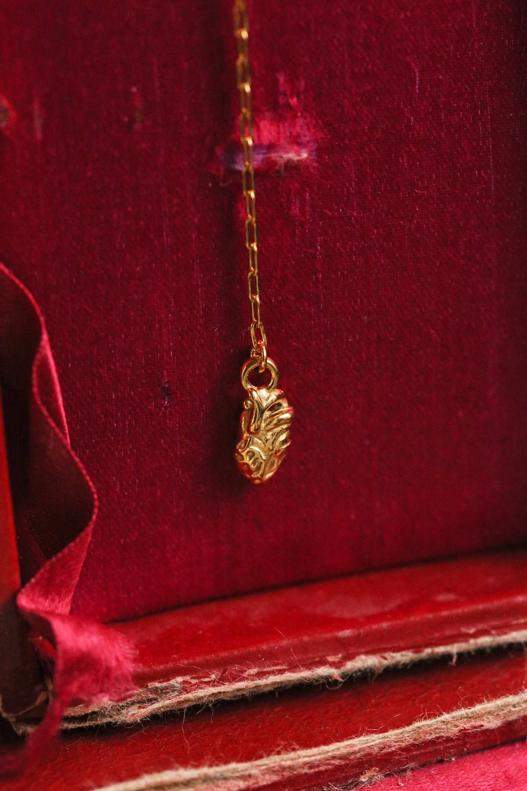 Rosalie Lariat Necklace - has waterproof, durable, elegant and vintage inspired jewelry